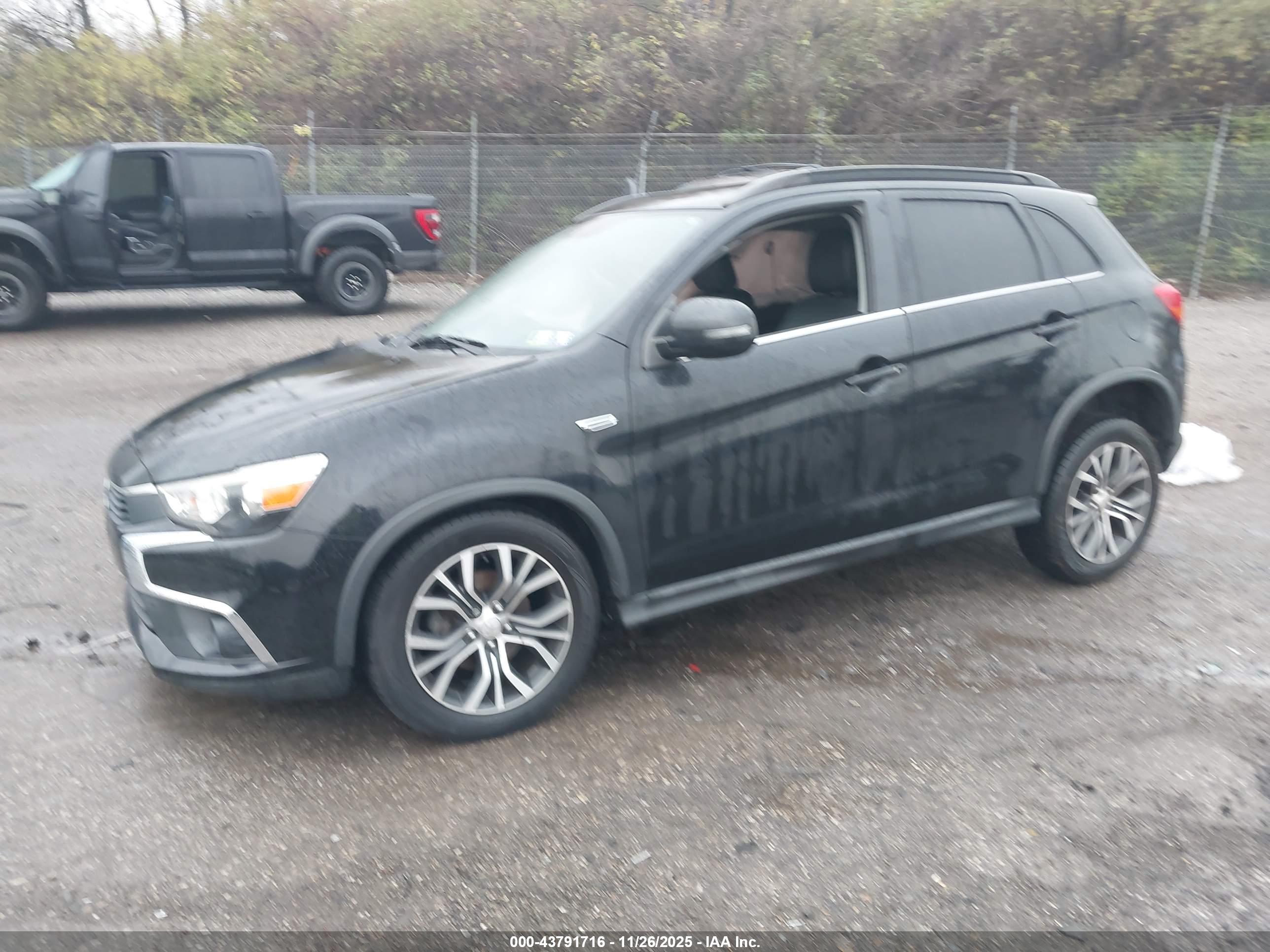 MITSUBISHI OUTLANDER image 2