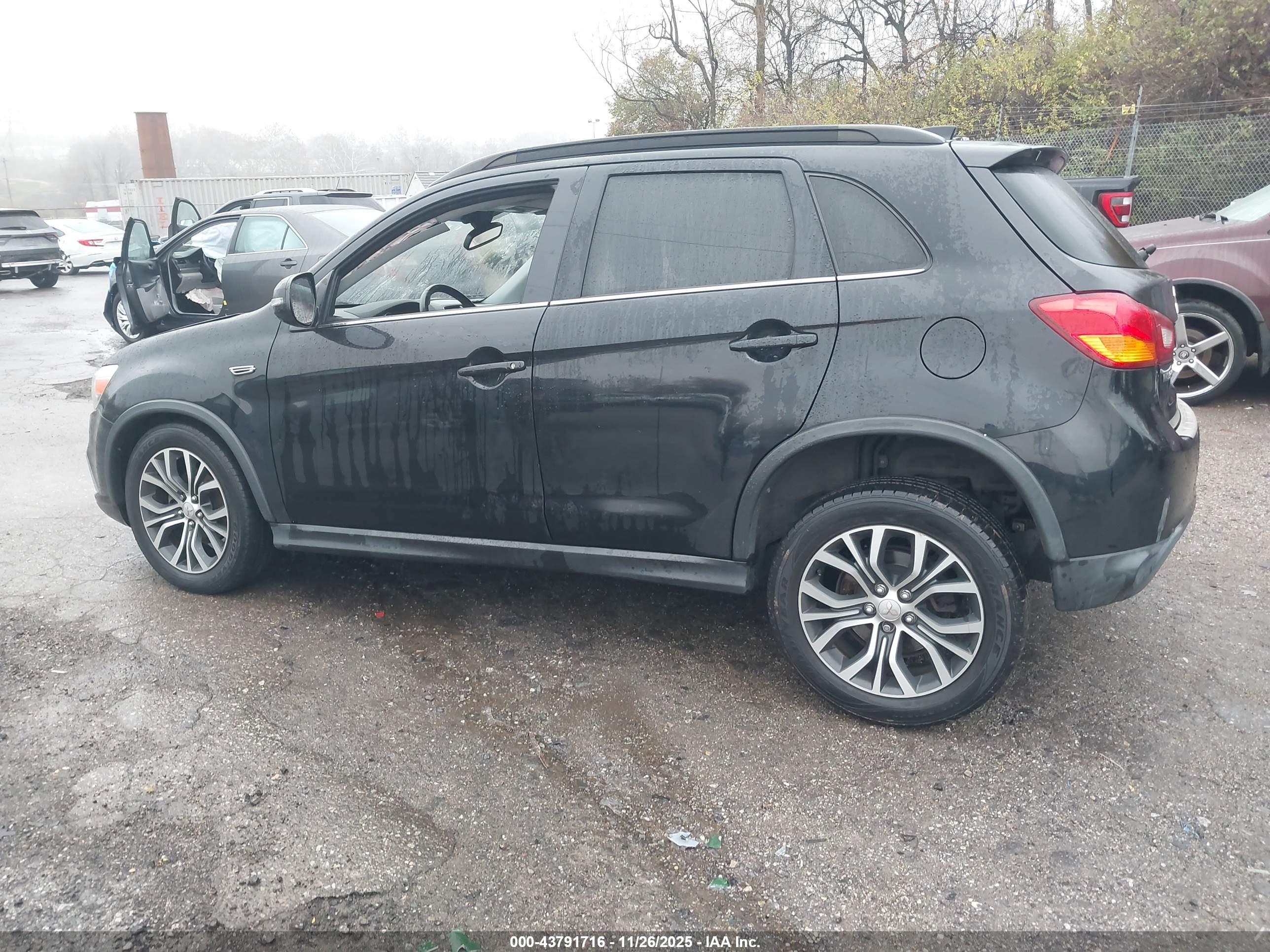 MITSUBISHI OUTLANDER image 3