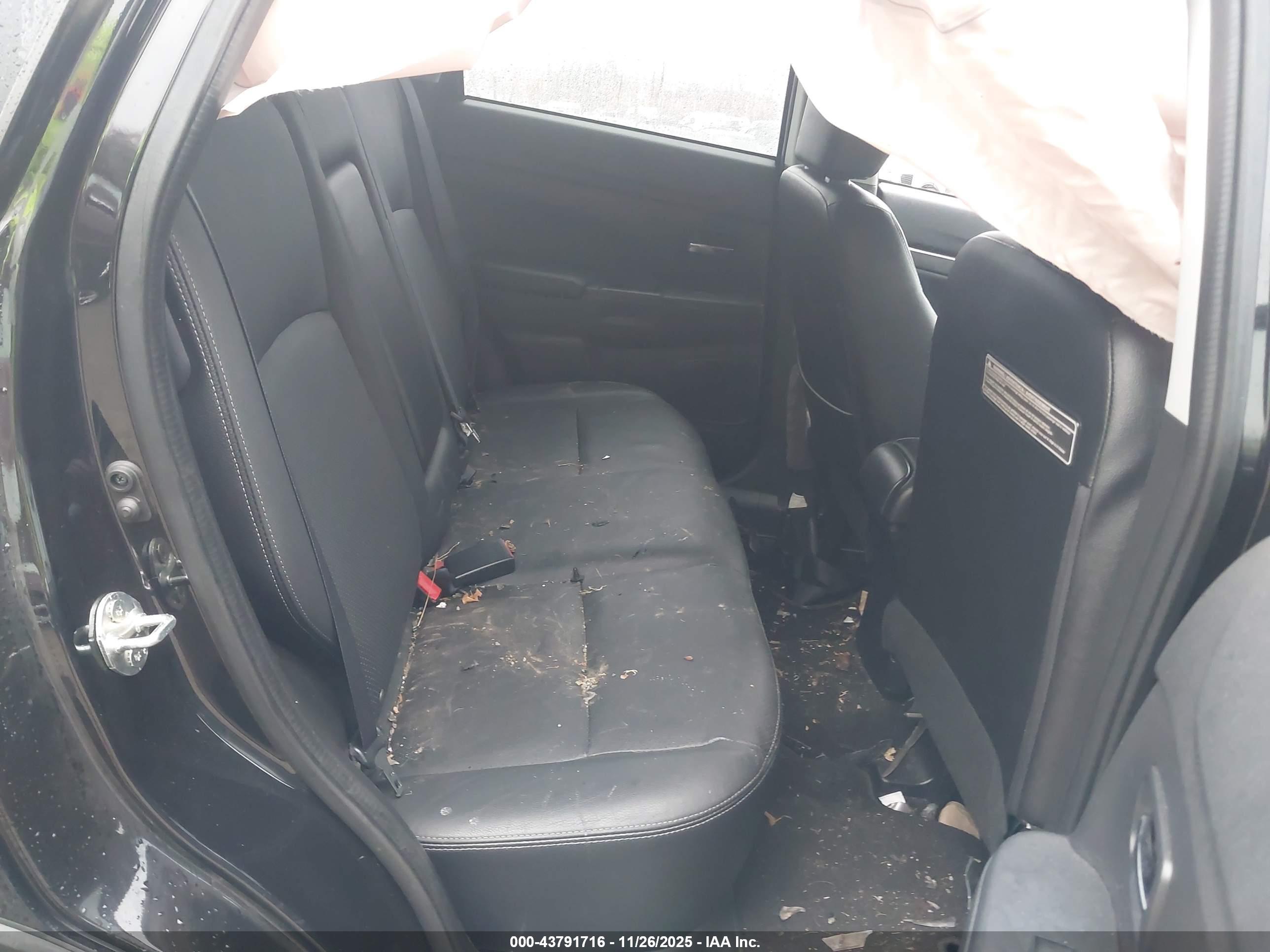 MITSUBISHI OUTLANDER image 8