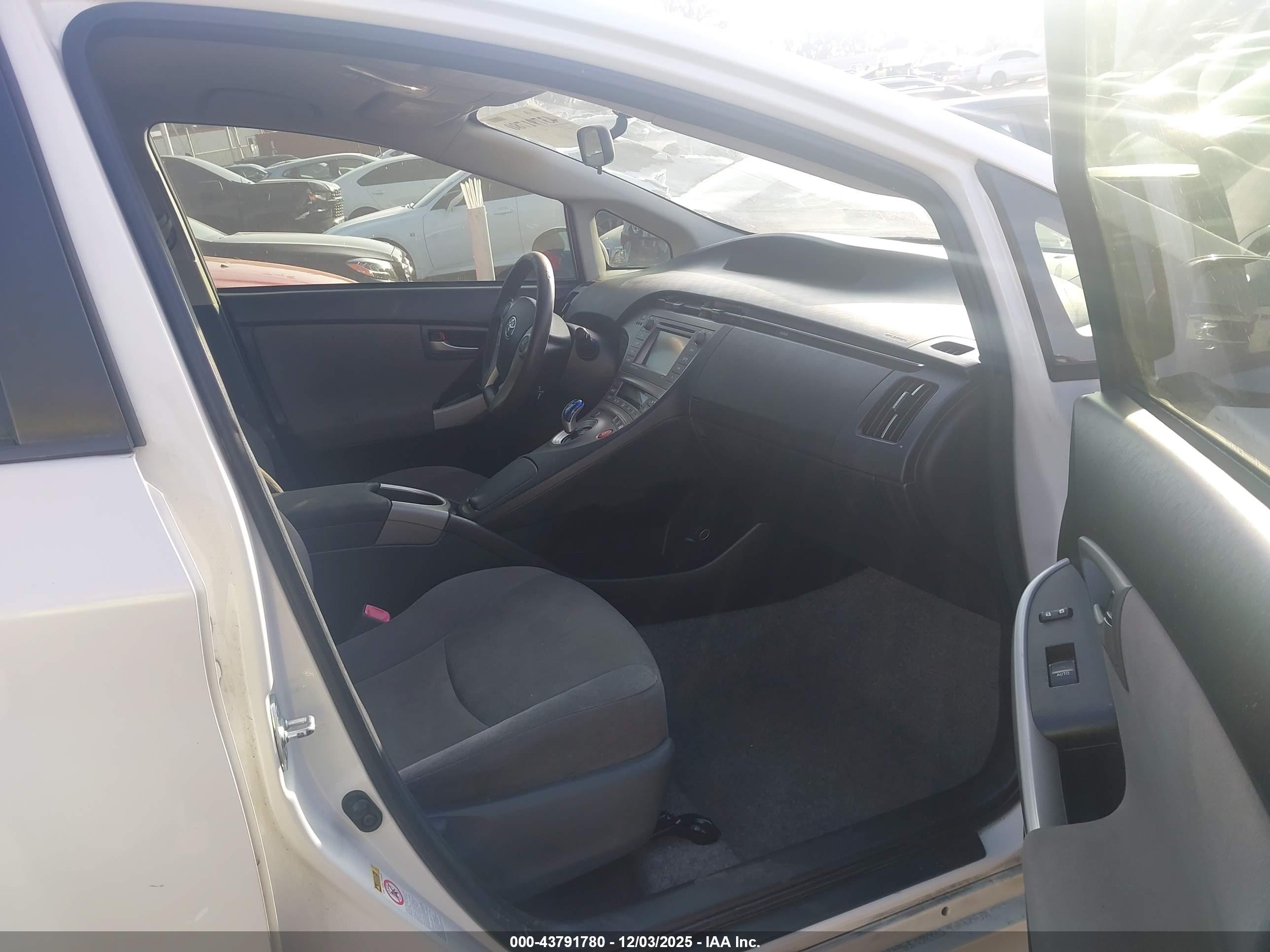 TOYOTA PRIUS image 5