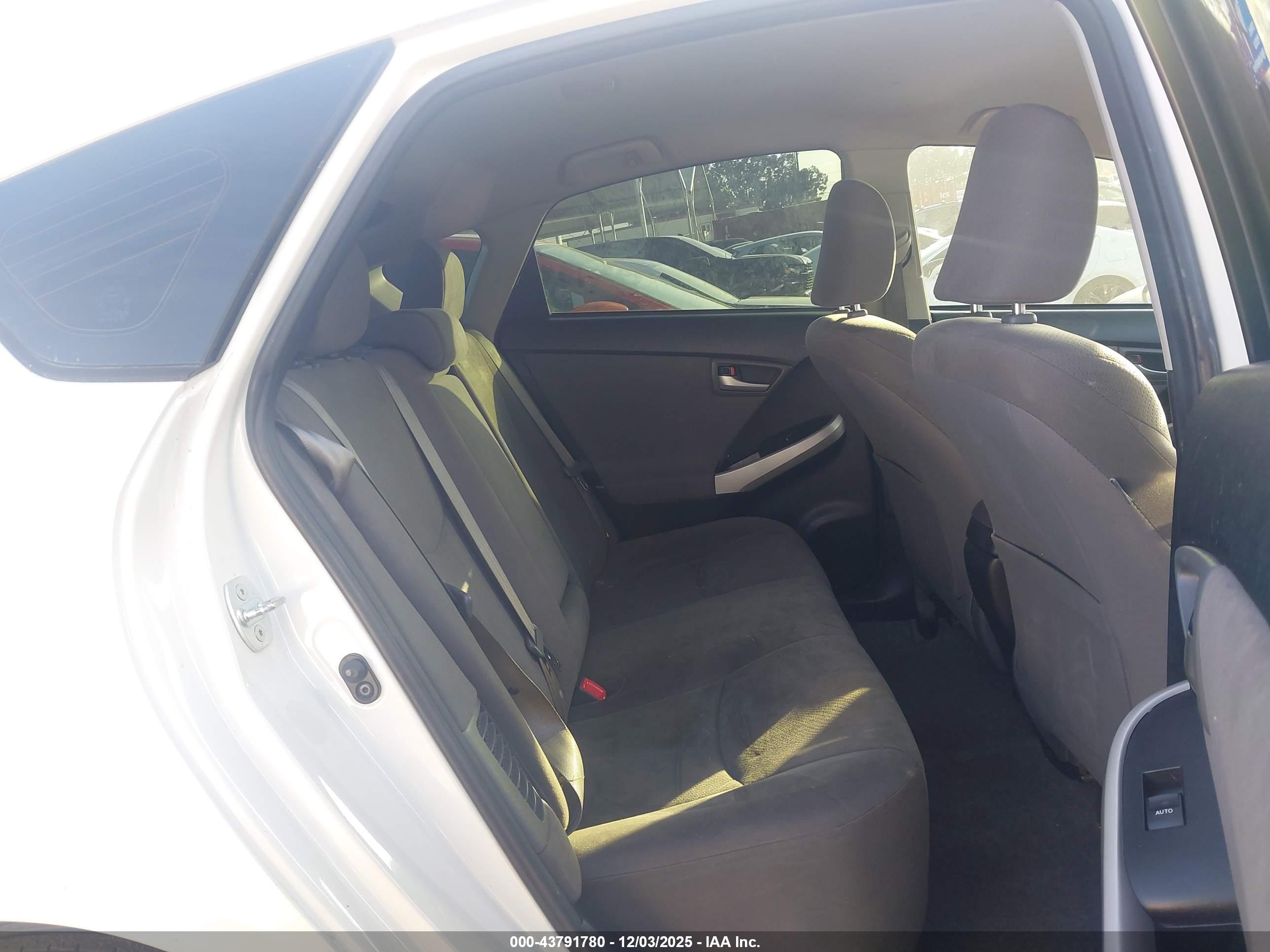 TOYOTA PRIUS image 8