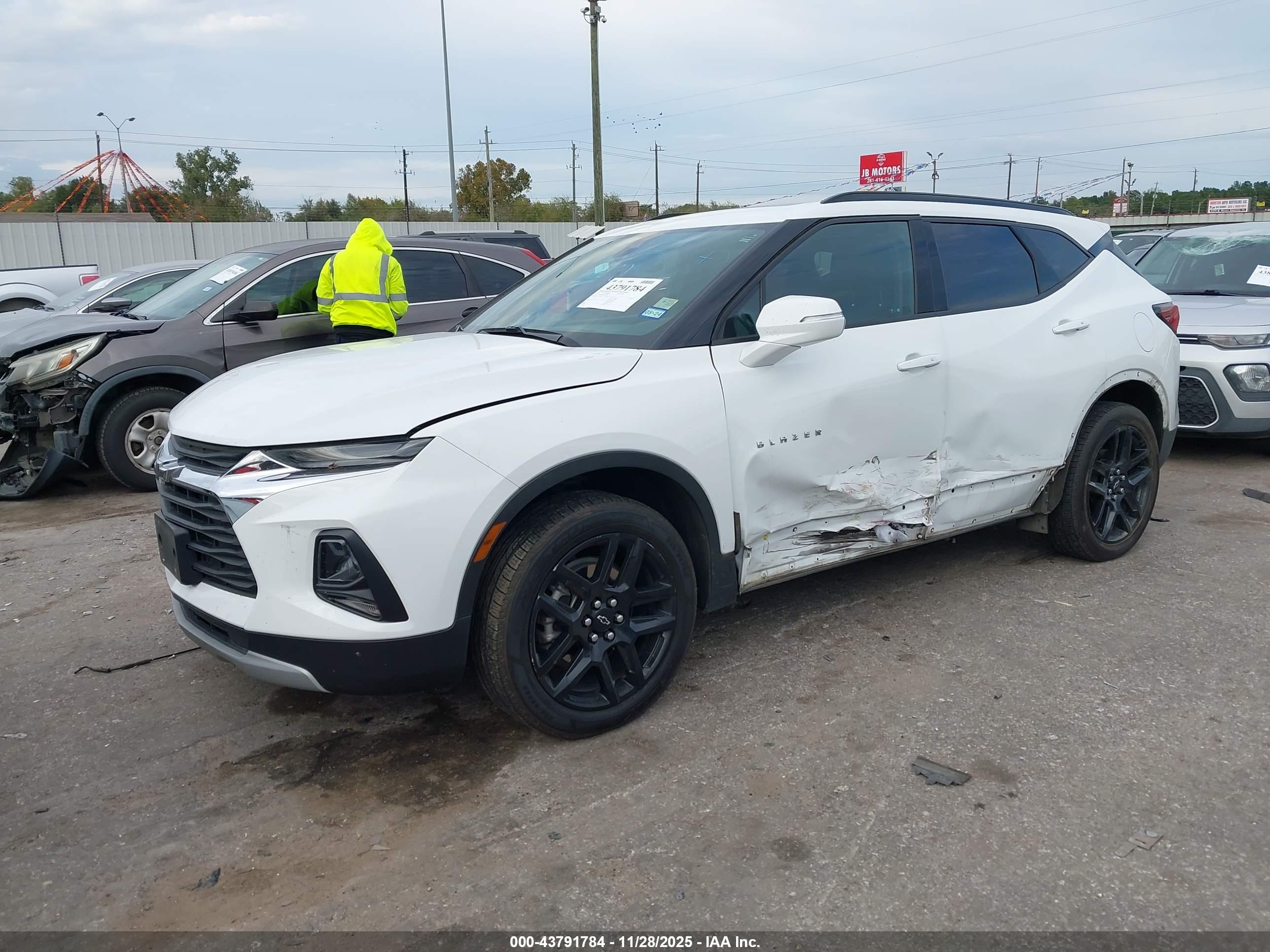 CHEVROLET BLAZER image 2