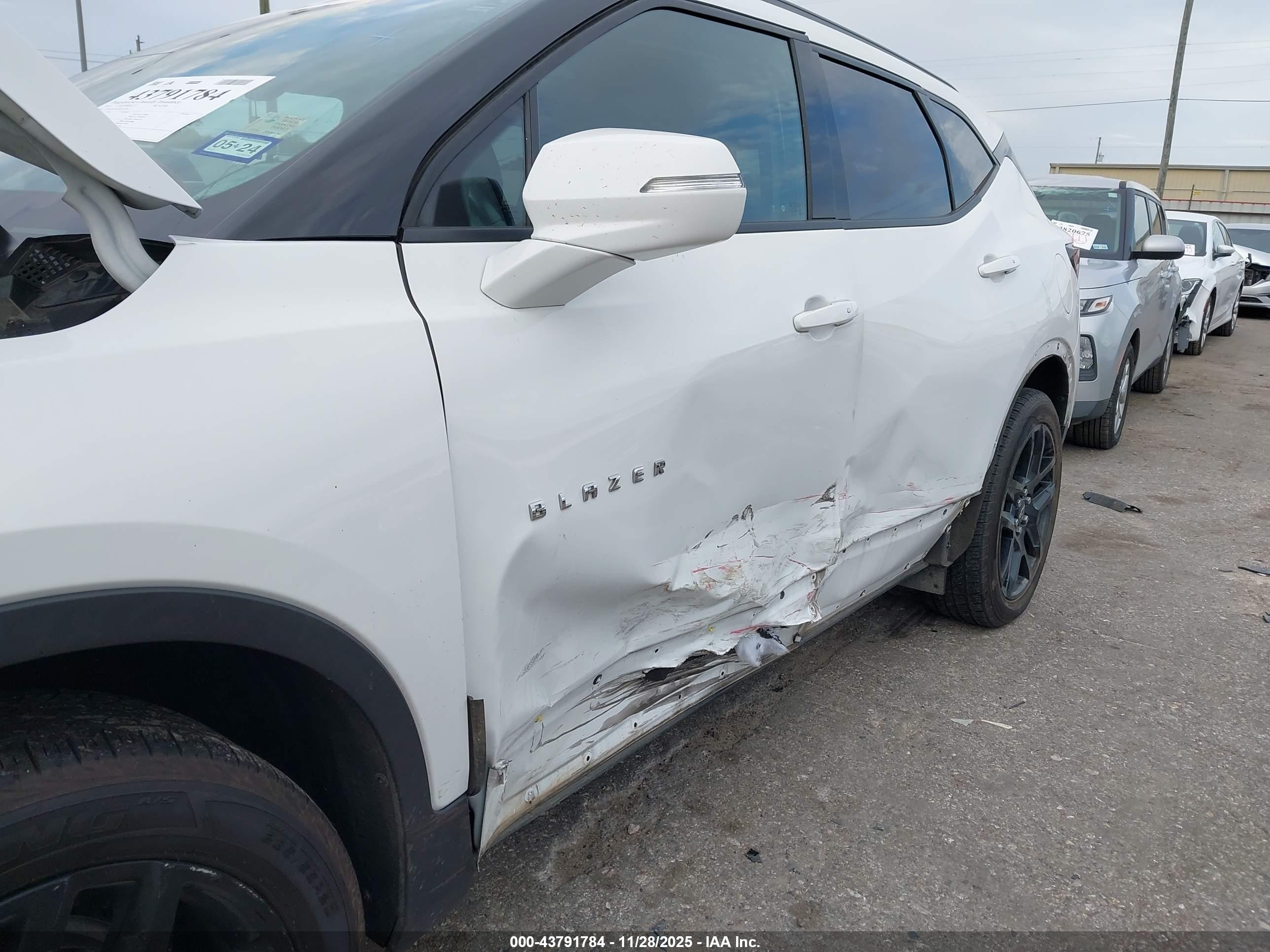 CHEVROLET BLAZER image 6
