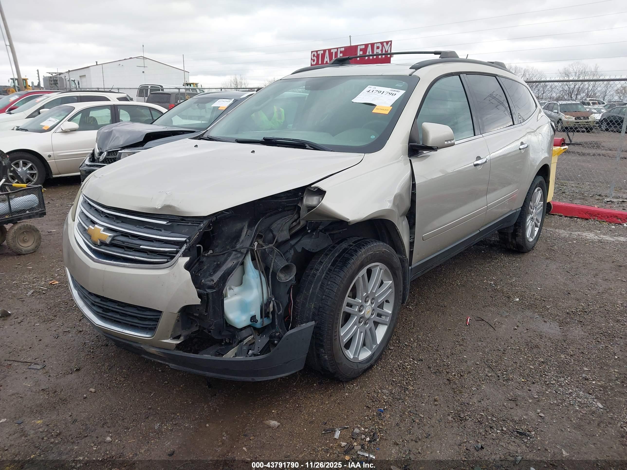 CHEVROLET TRAVERSE image 2