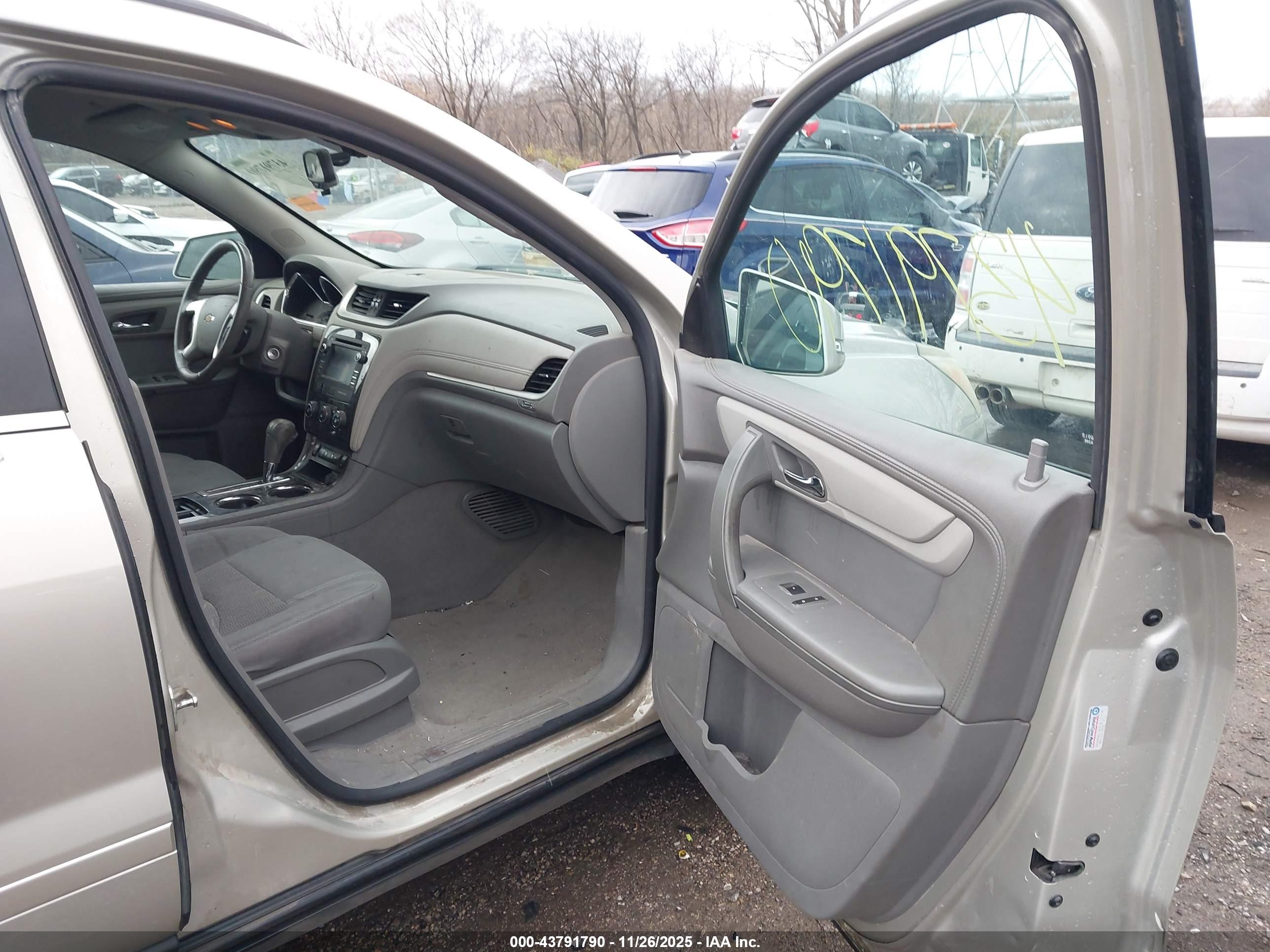 CHEVROLET TRAVERSE image 5