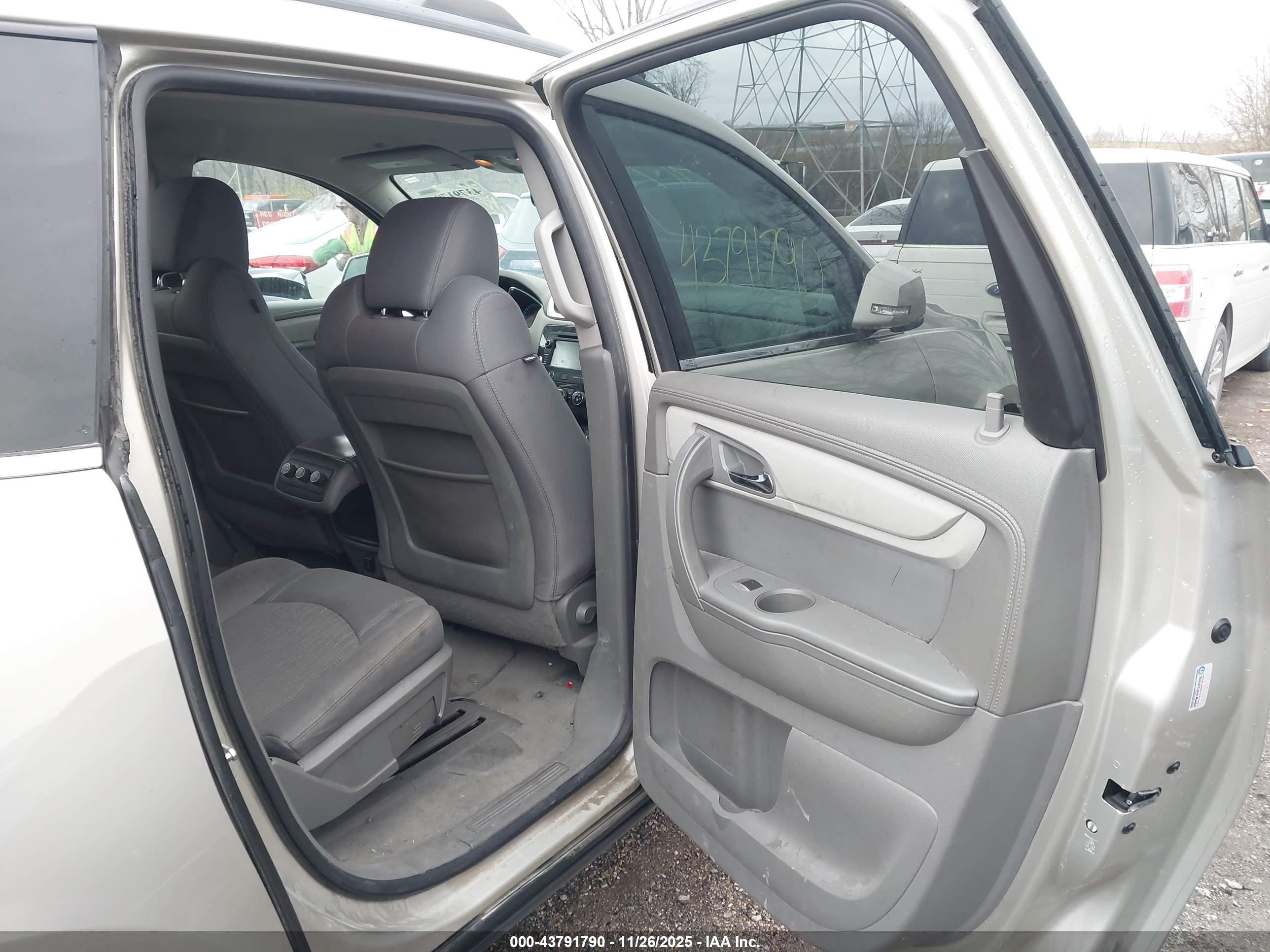 CHEVROLET TRAVERSE image 8
