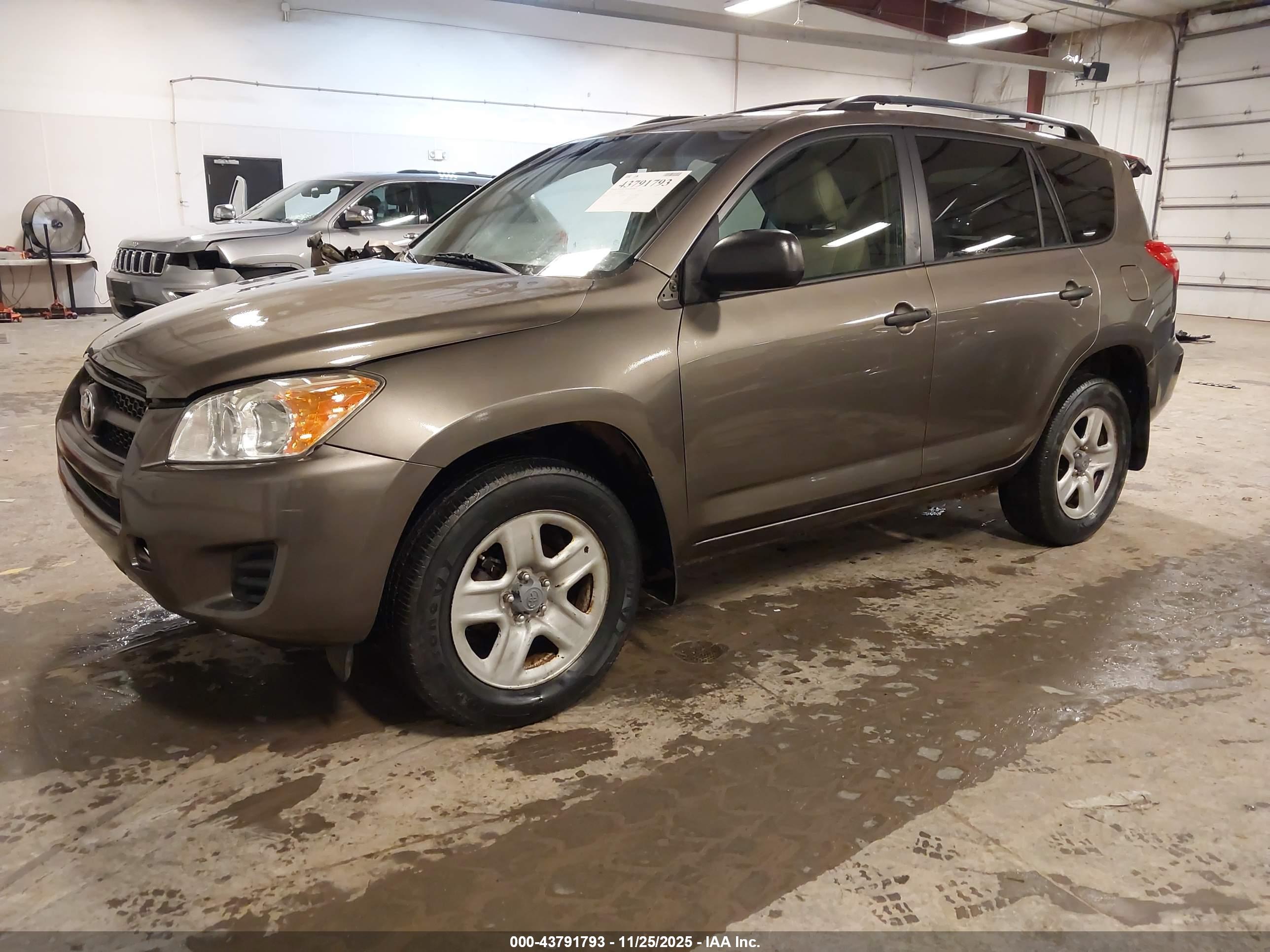 TOYOTA RAV4 image 2