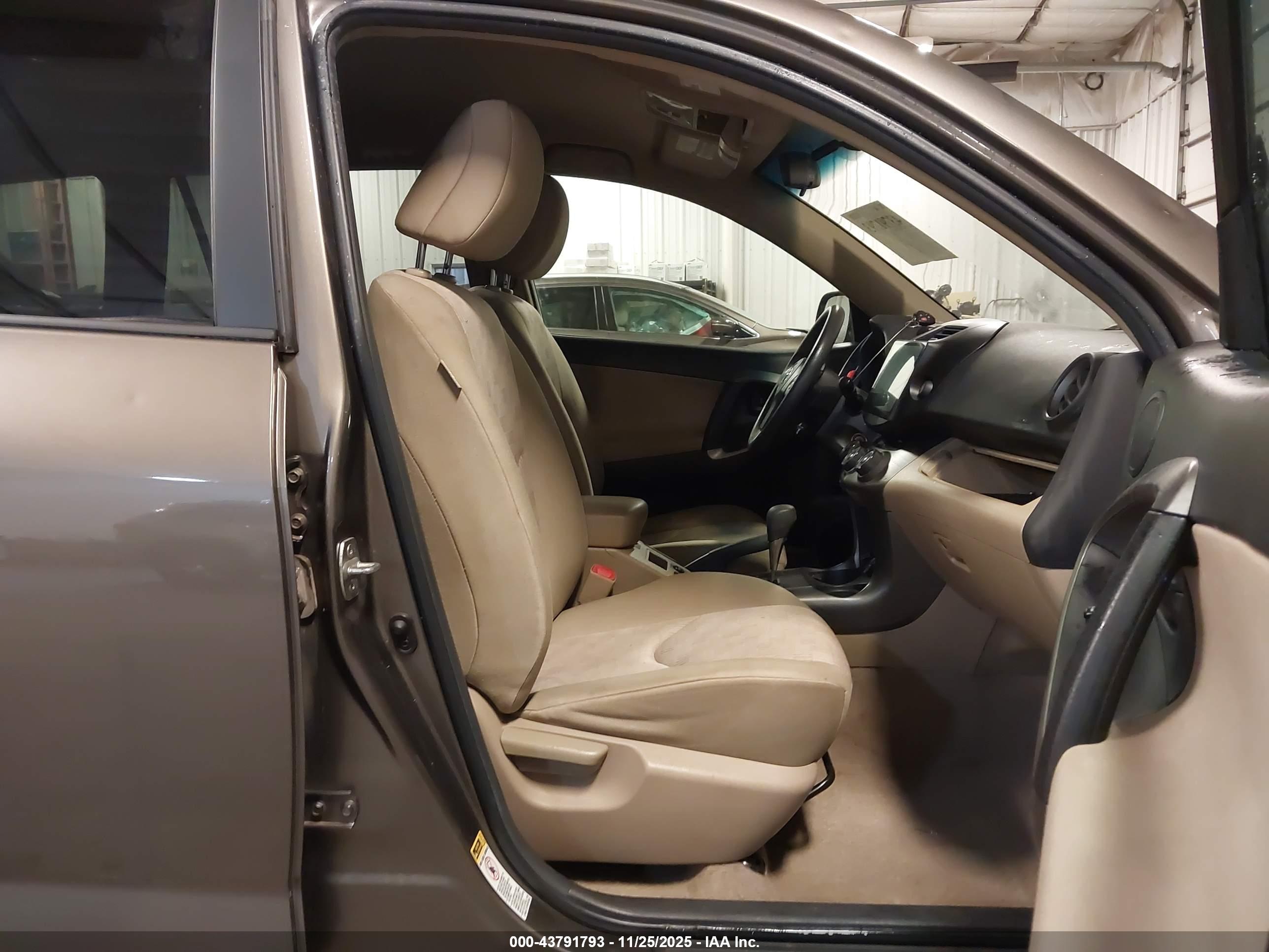 TOYOTA RAV4 image 5