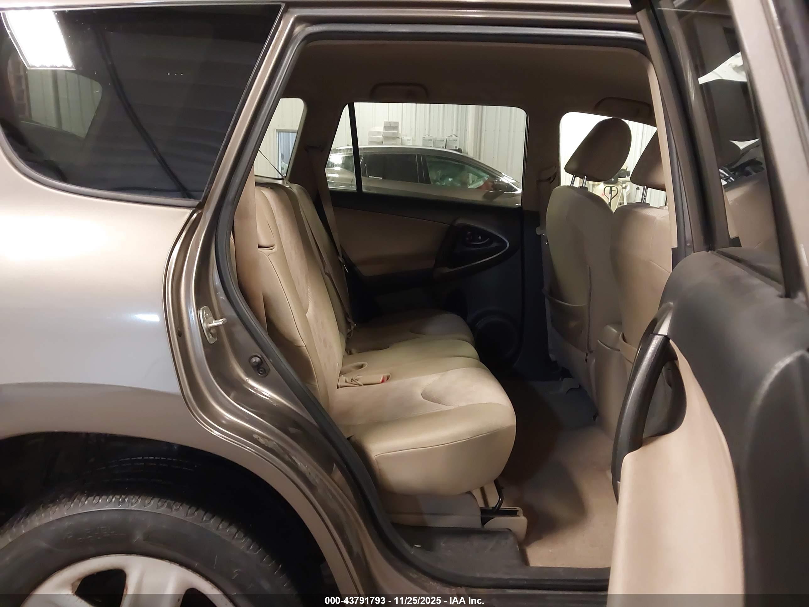 TOYOTA RAV4 image 8