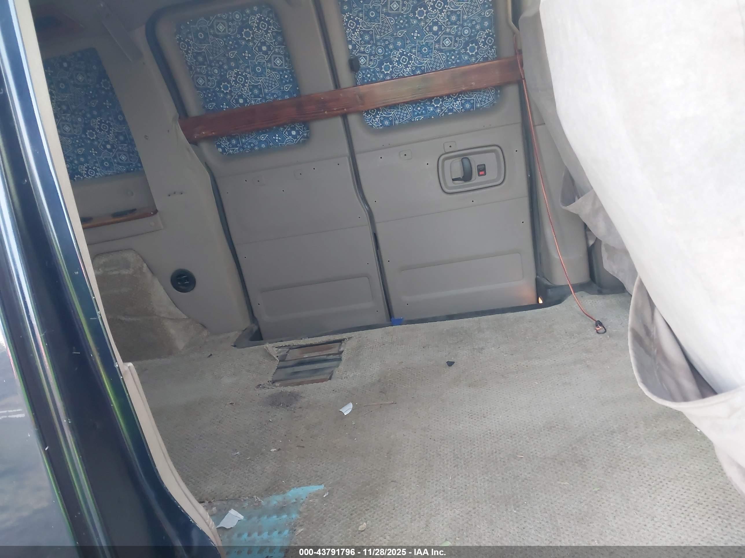 CHEVROLET EXPRESS image 8