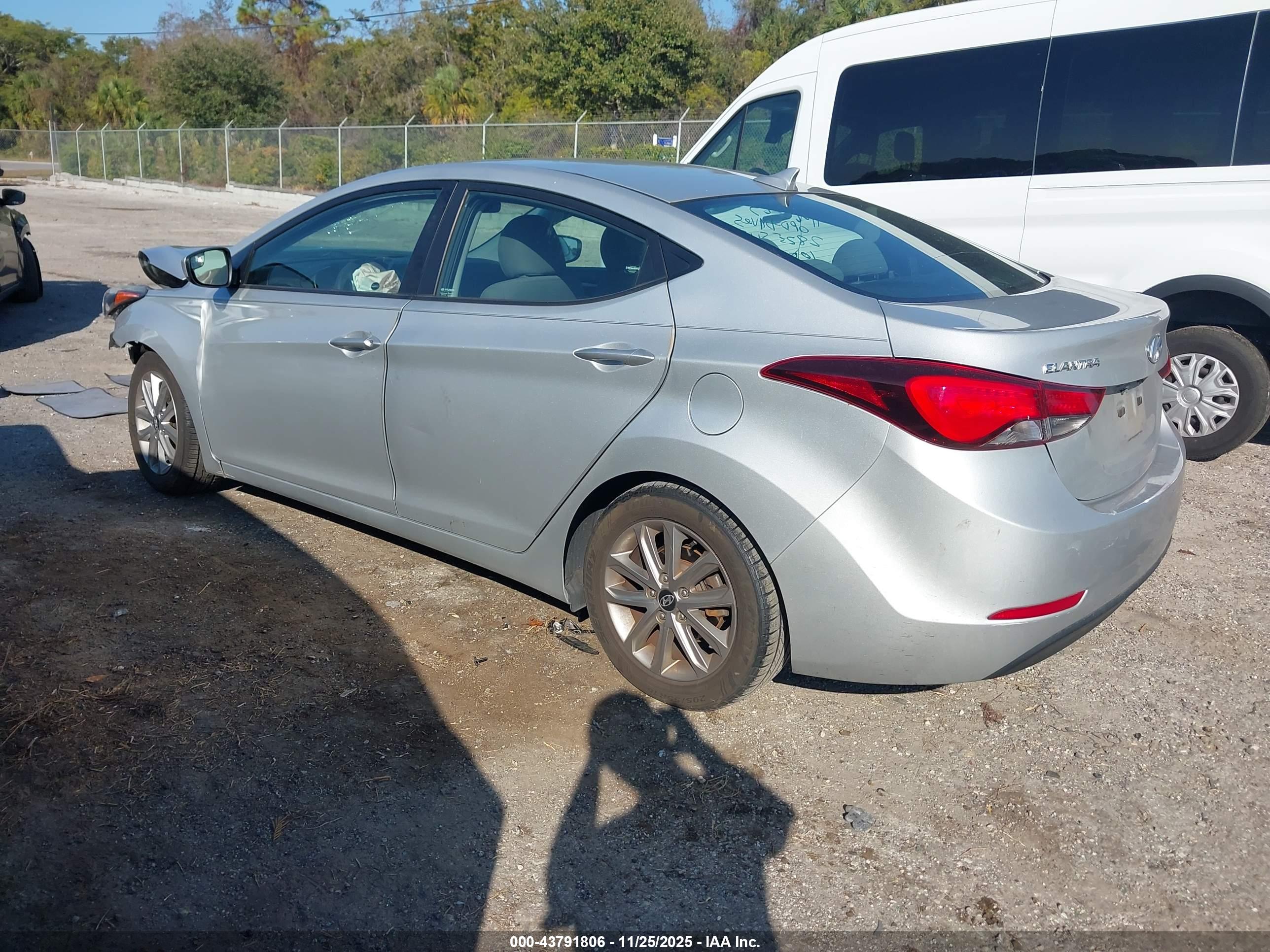 HYUNDAI ELANTRA image 3