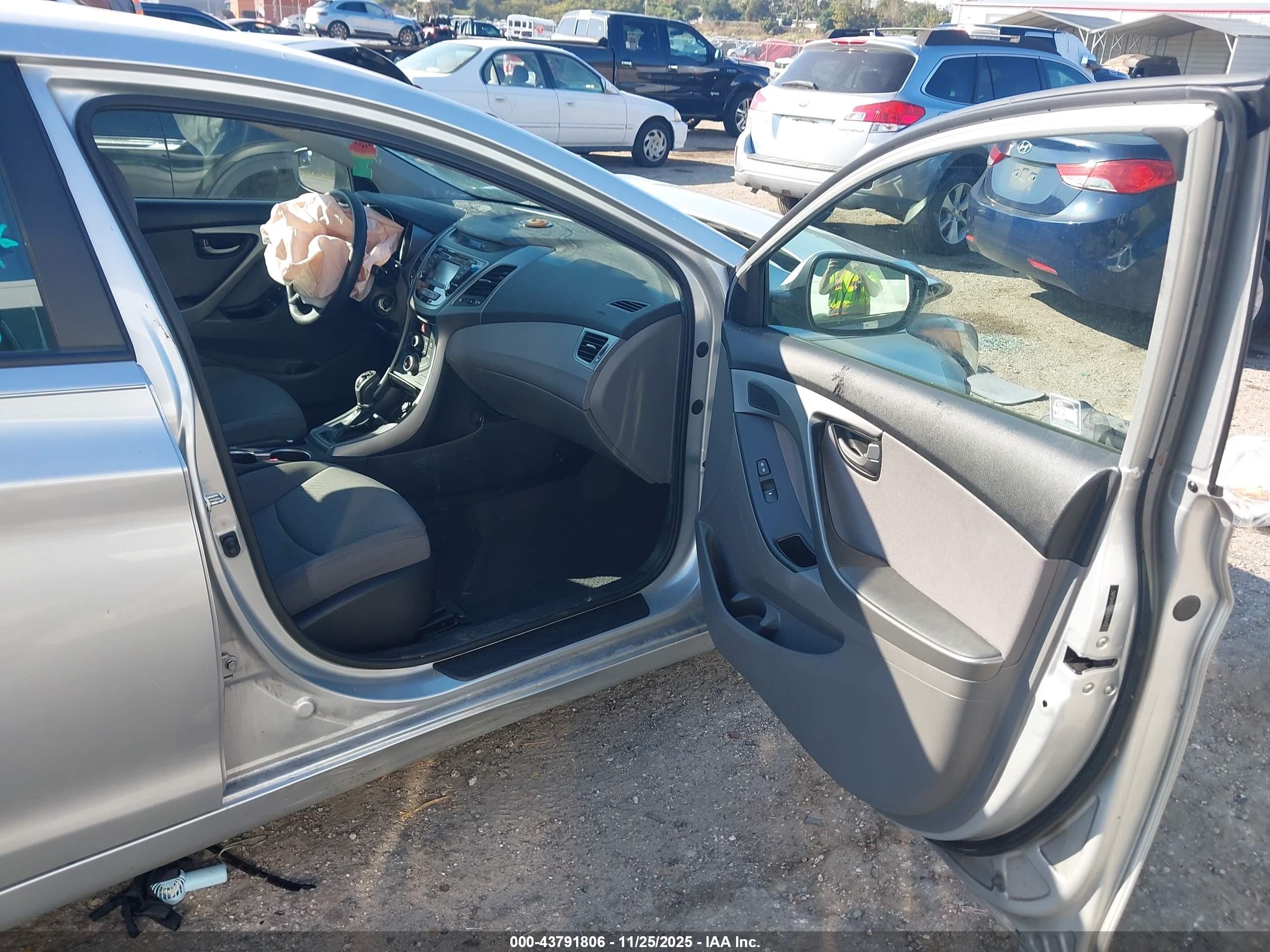 HYUNDAI ELANTRA image 5