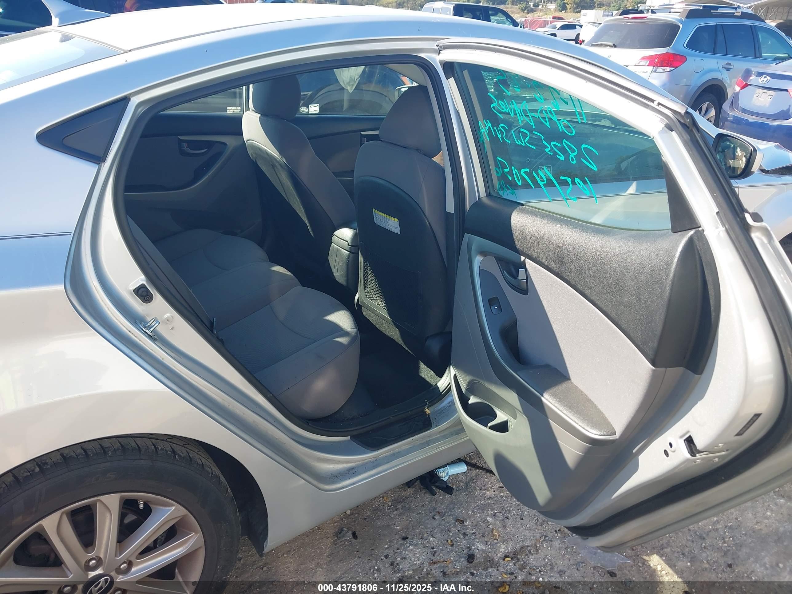HYUNDAI ELANTRA image 8