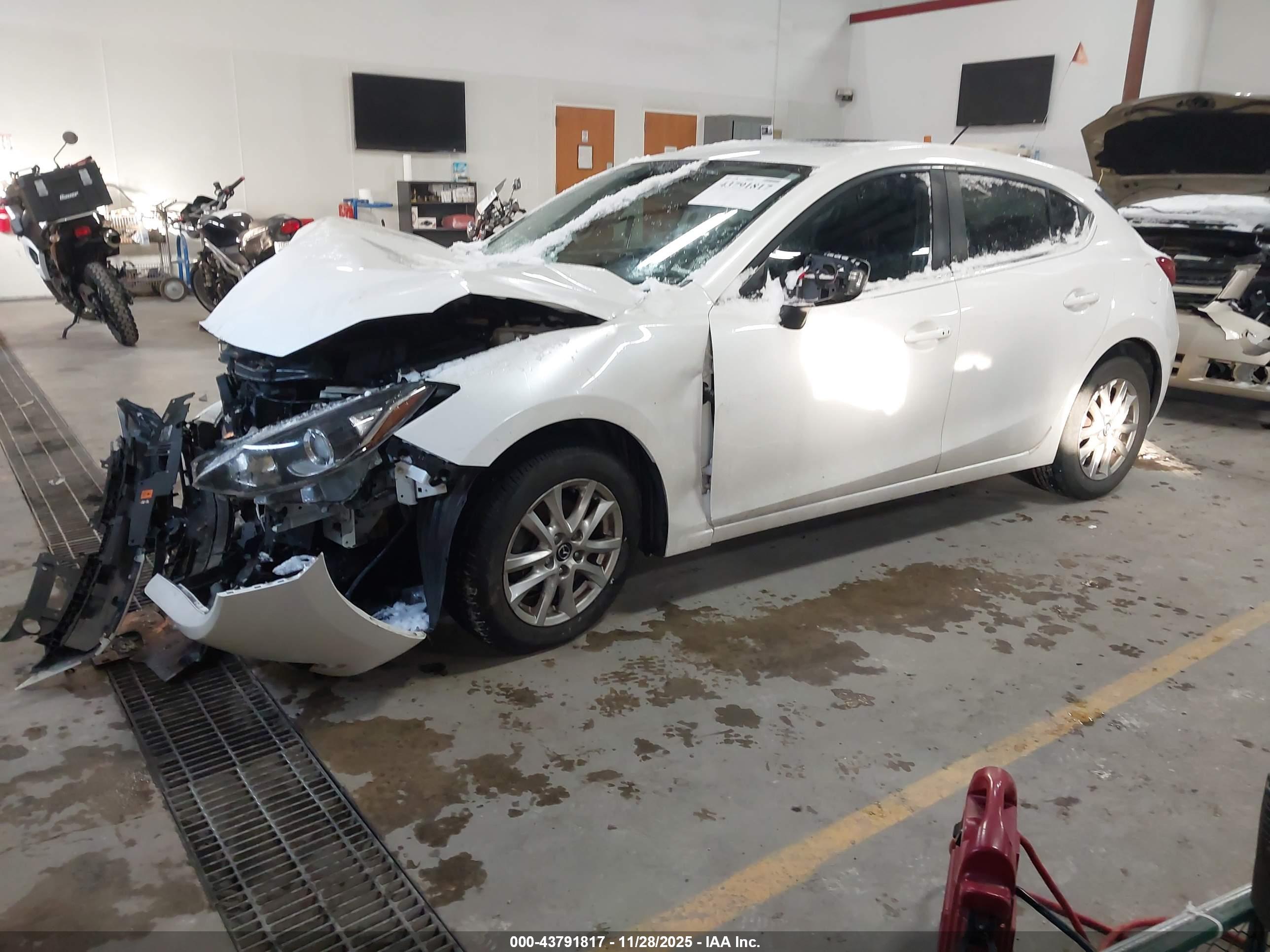 MAZDA MAZDA3 image 2