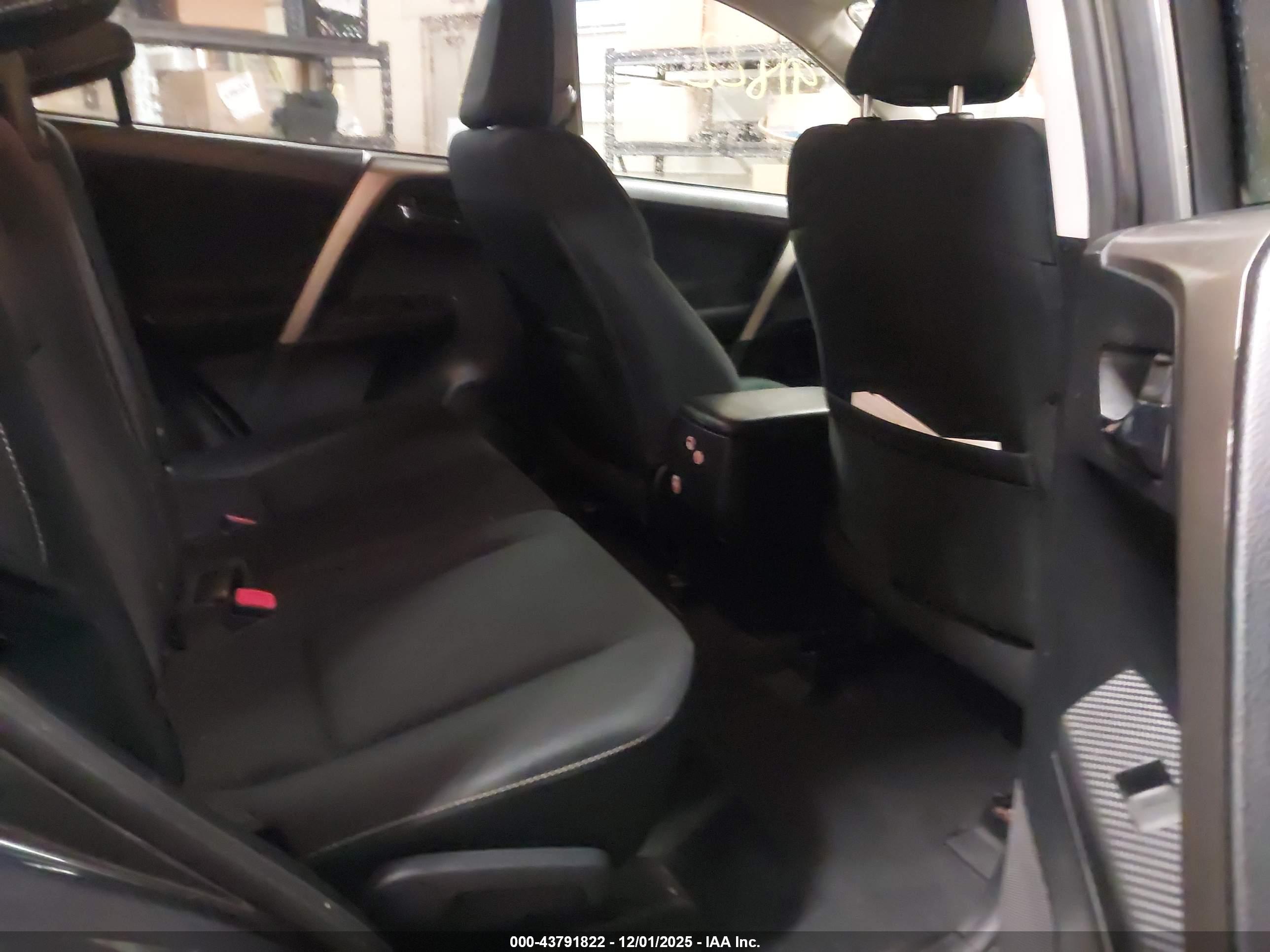 TOYOTA RAV4 image 8