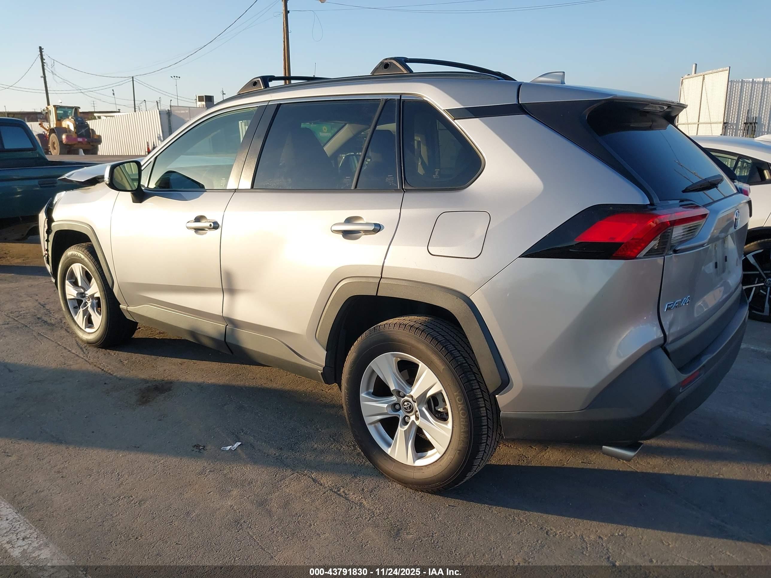 TOYOTA RAV4 image 3