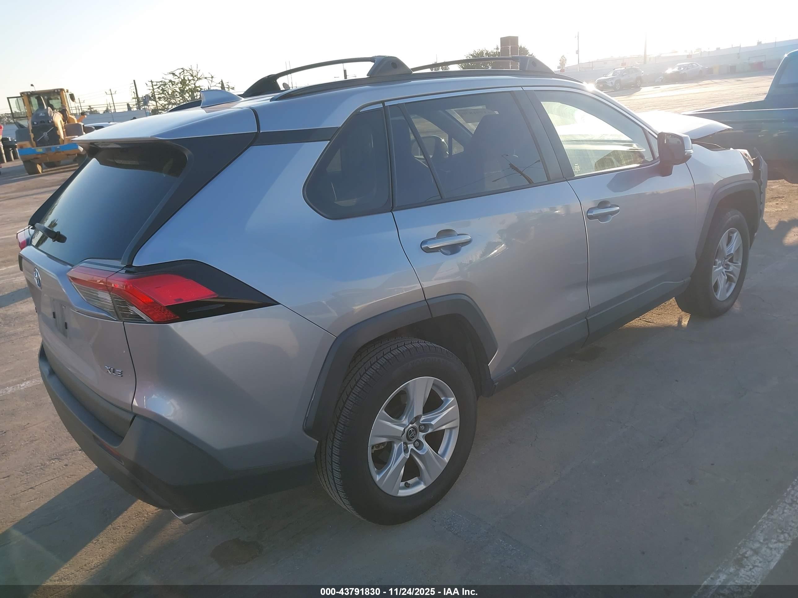 TOYOTA RAV4 image 4