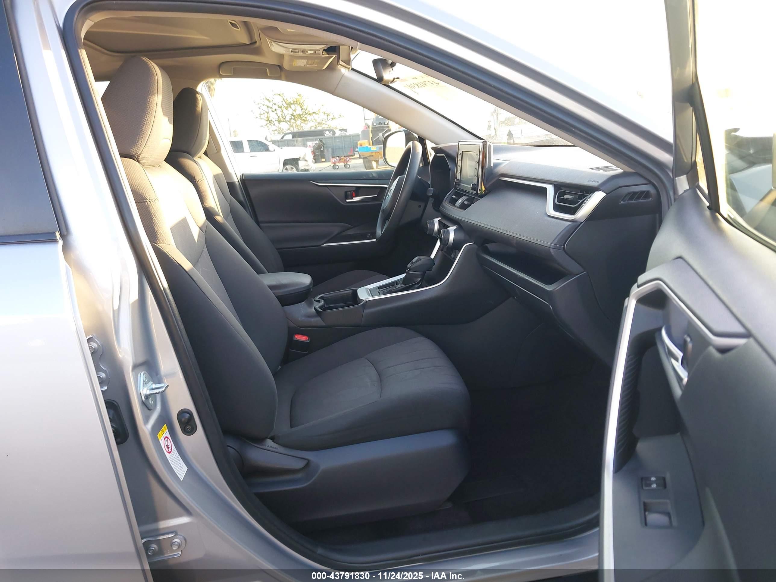 TOYOTA RAV4 image 5