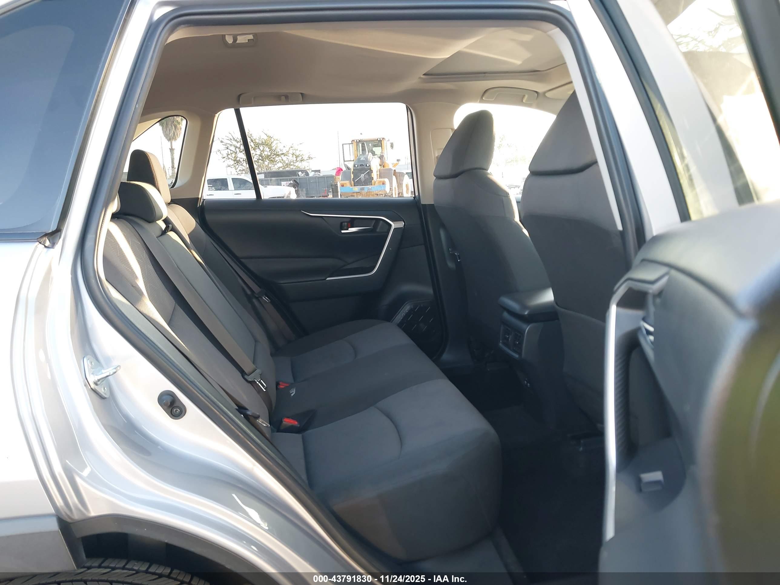 TOYOTA RAV4 image 8