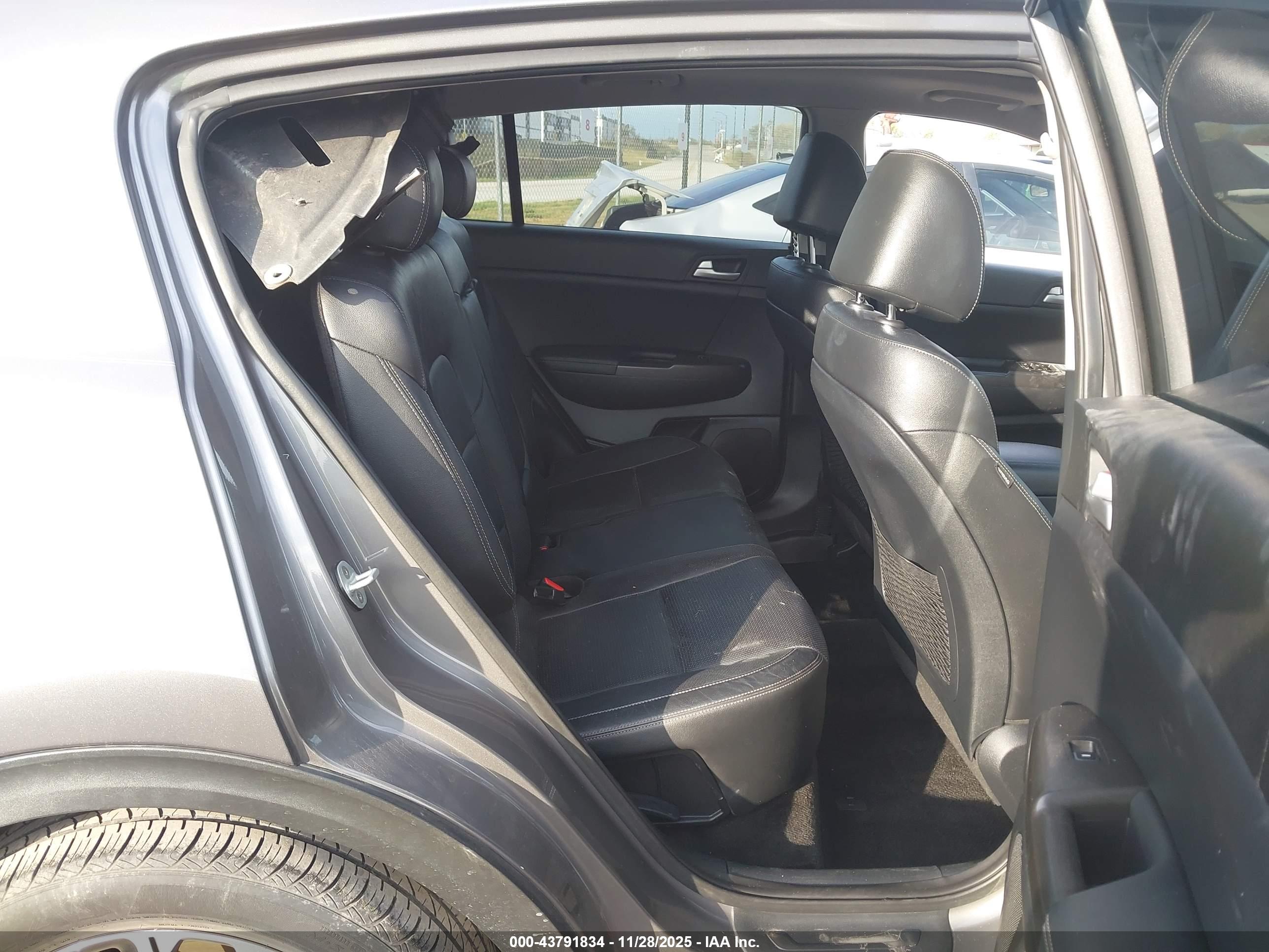 KIA SPORTAGE image 8