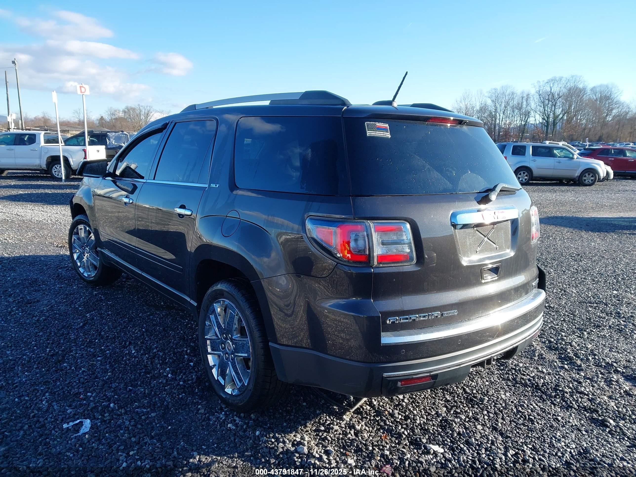 GMC ACADIA image 3