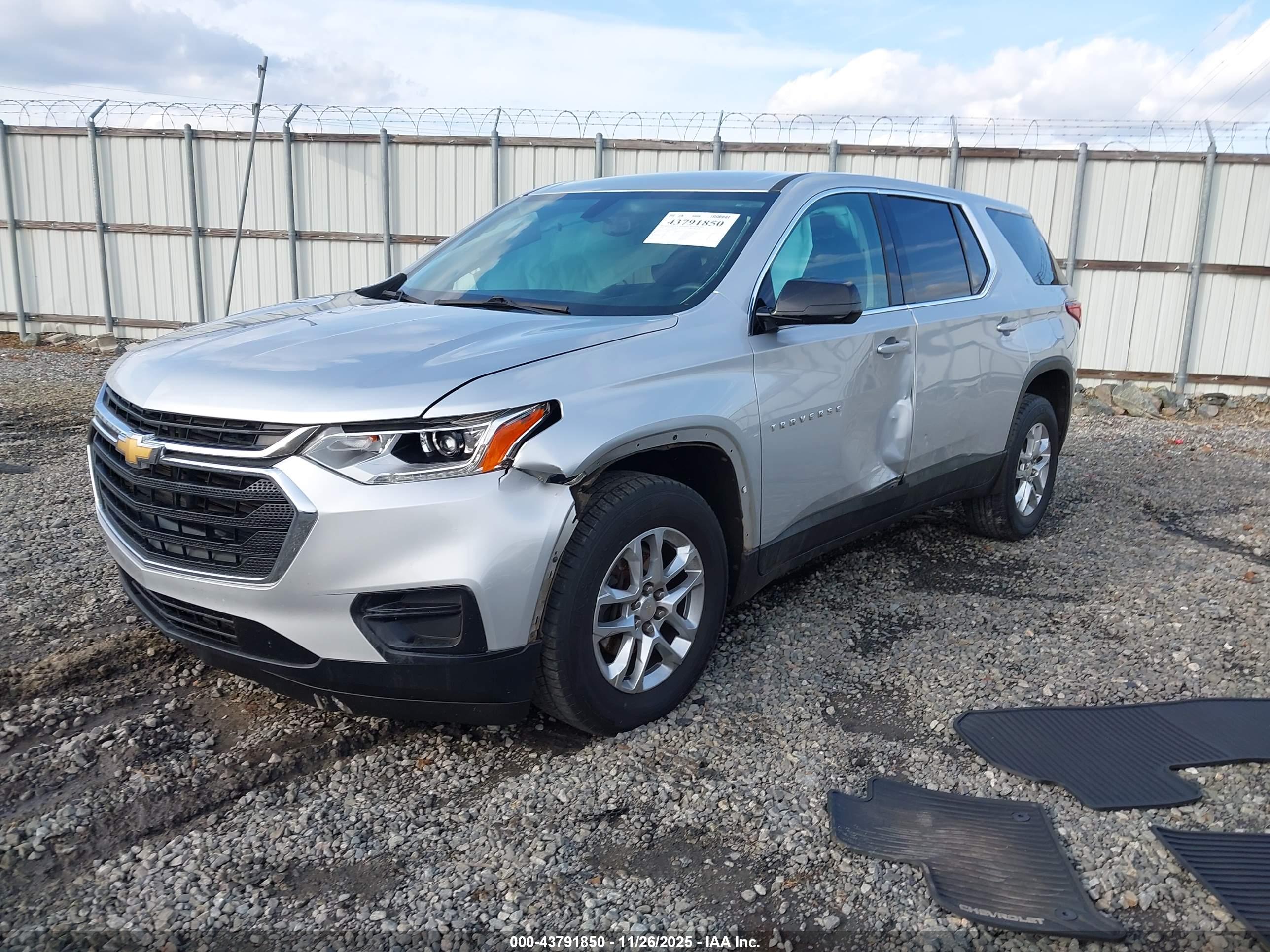 CHEVROLET TRAVERSE image 2