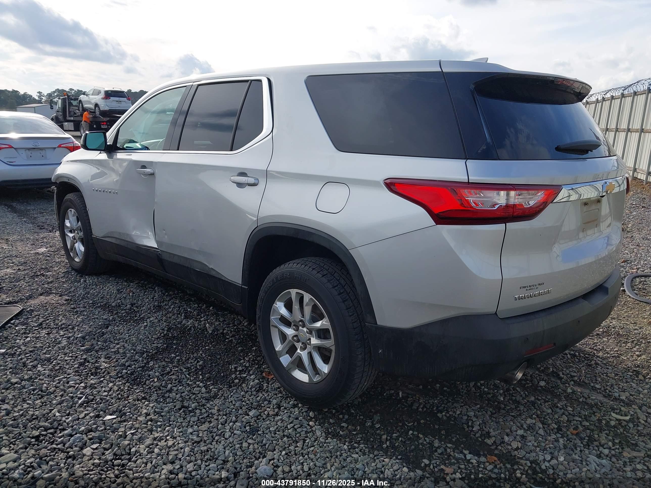 CHEVROLET TRAVERSE image 3
