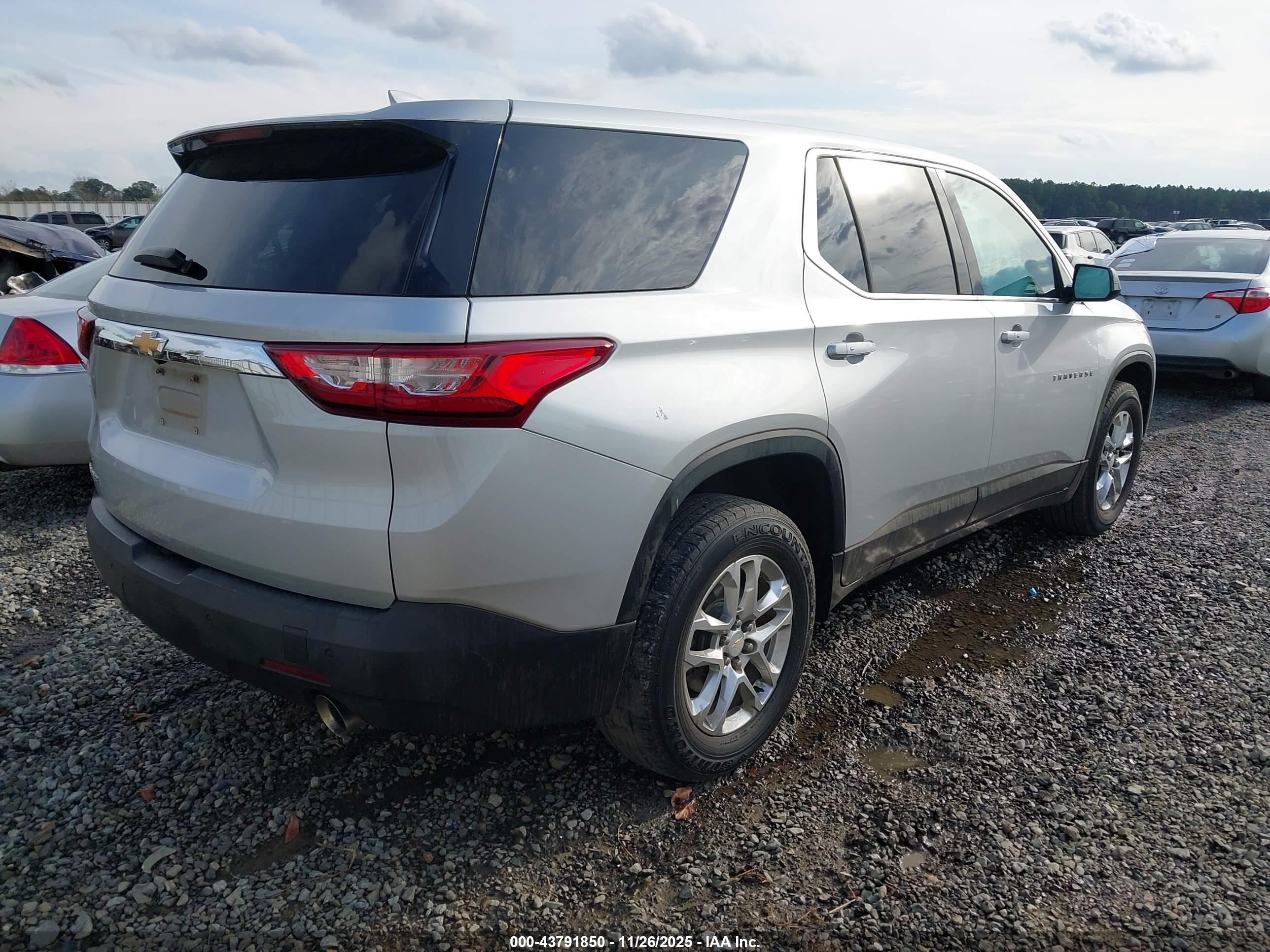 CHEVROLET TRAVERSE image 4