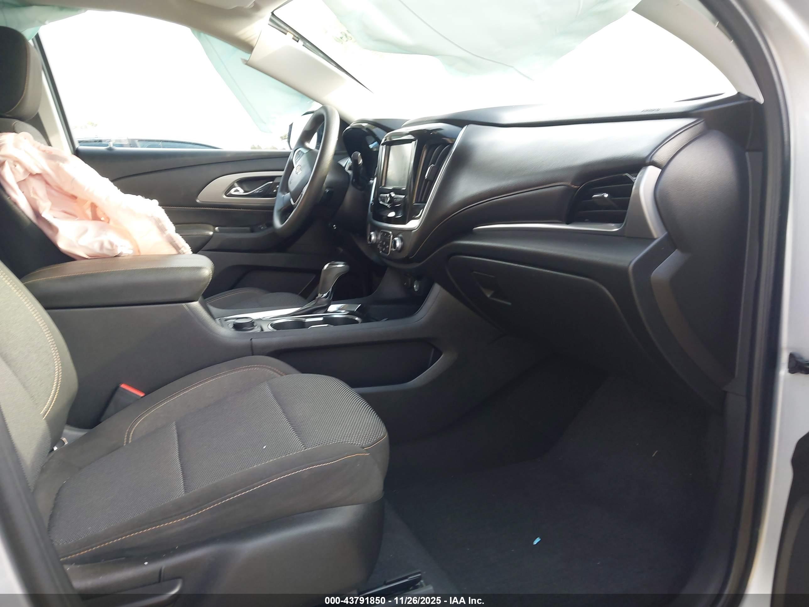 CHEVROLET TRAVERSE image 5