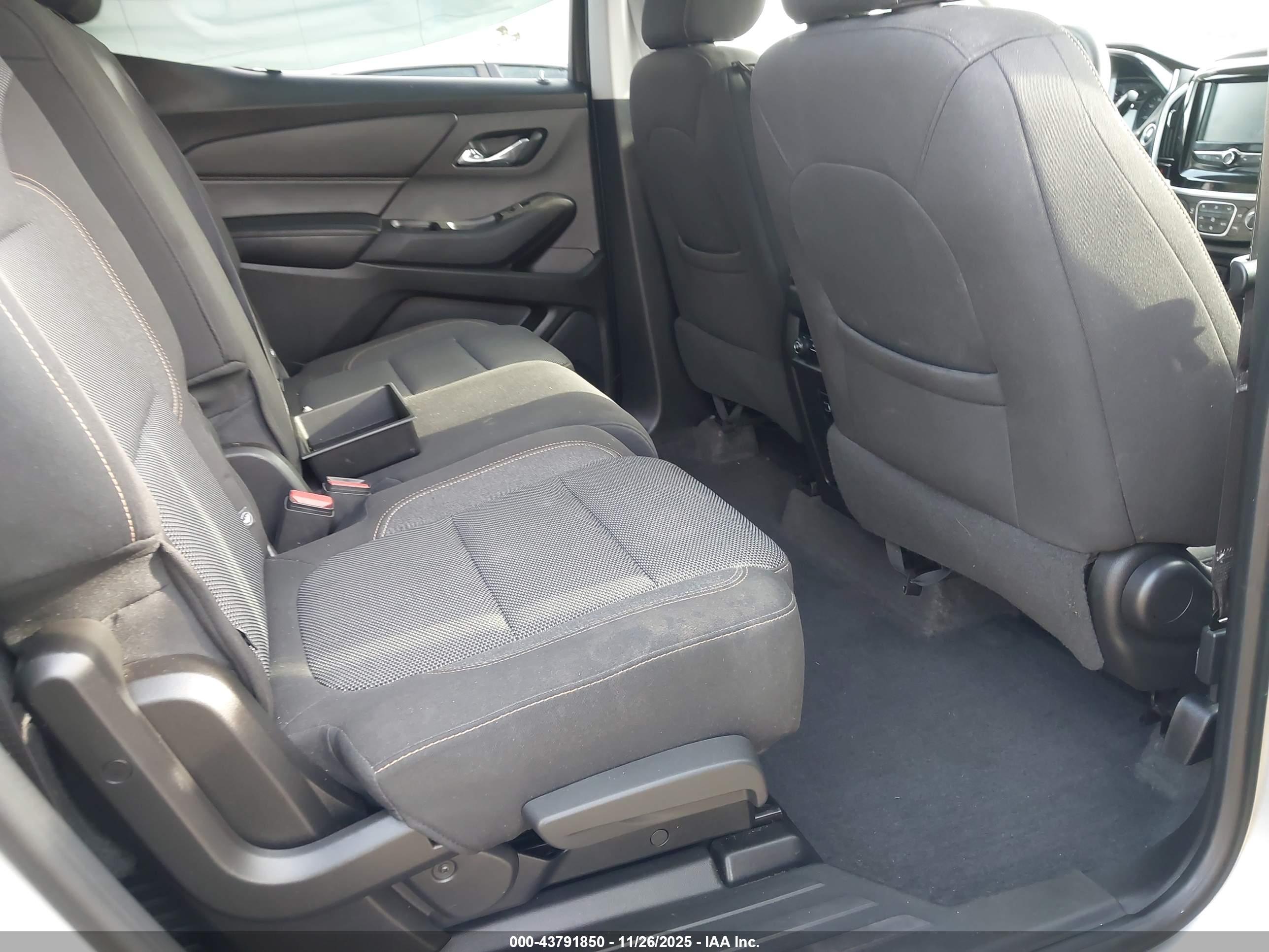 CHEVROLET TRAVERSE image 8