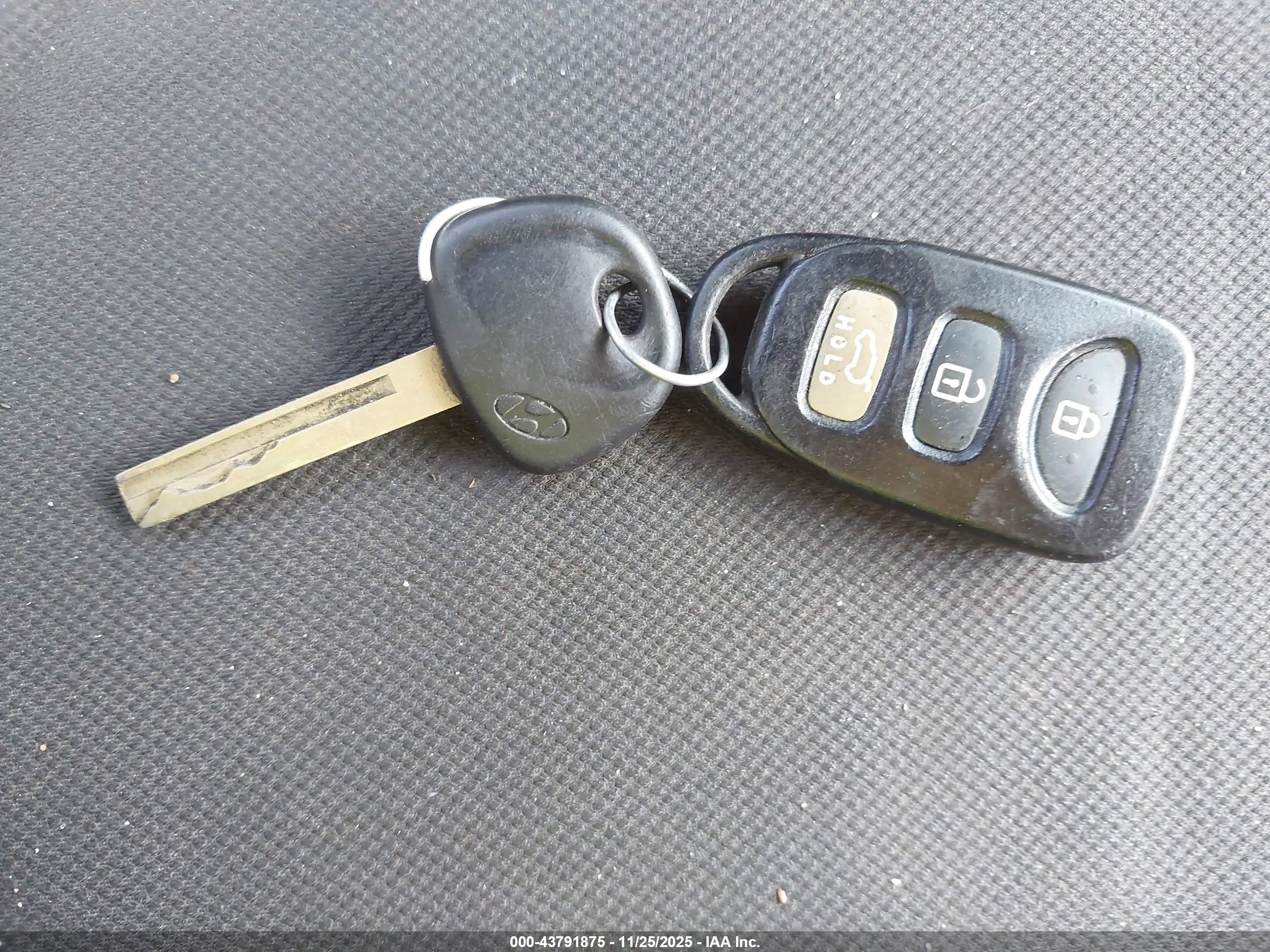 HYUNDAI VELOSTER image 11