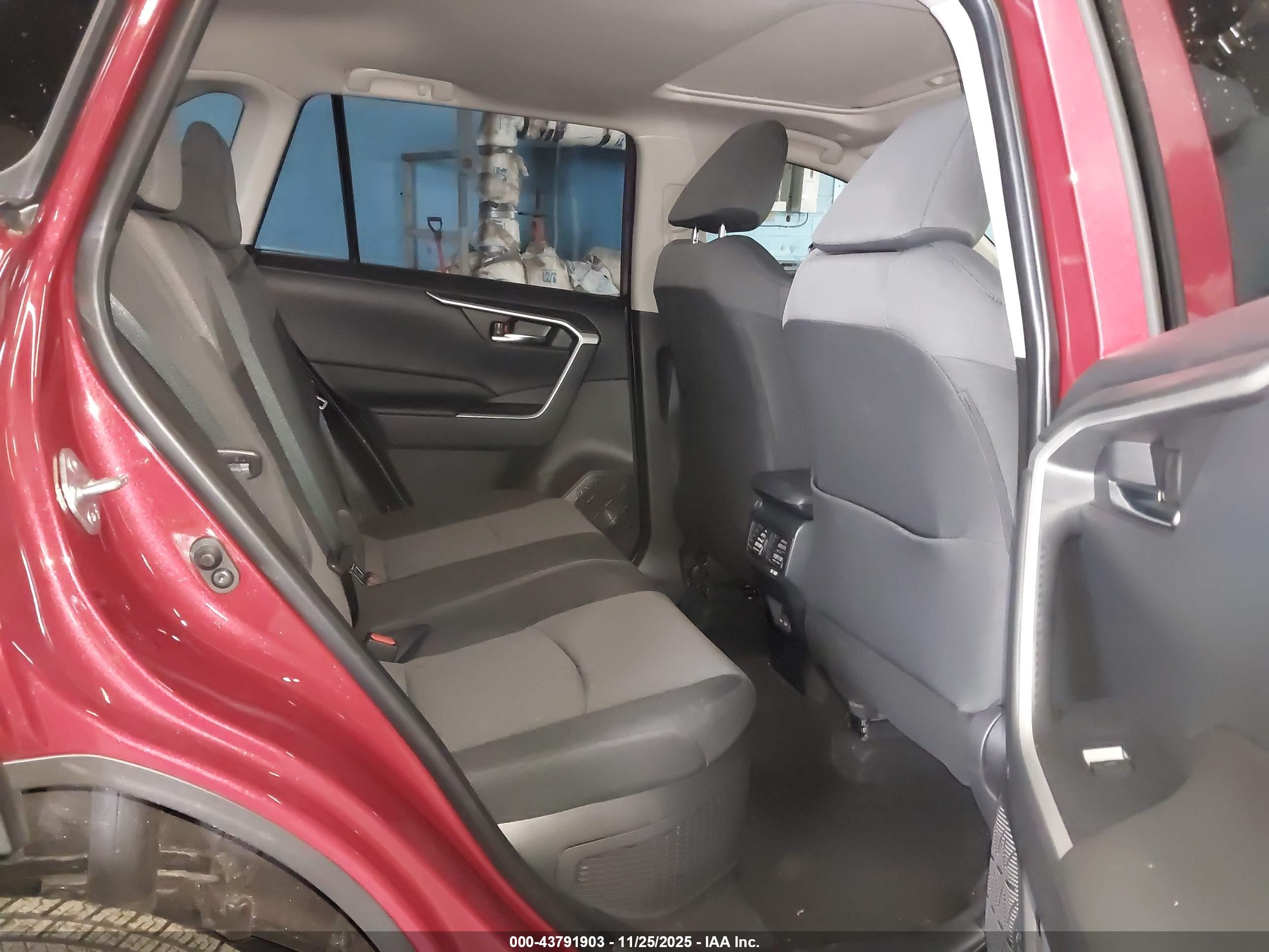 TOYOTA RAV4 image 8