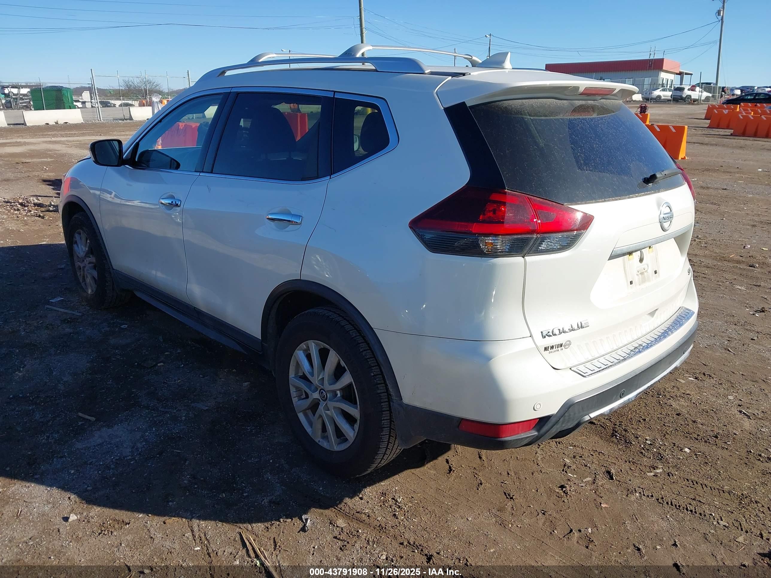 NISSAN ROGUE image 3