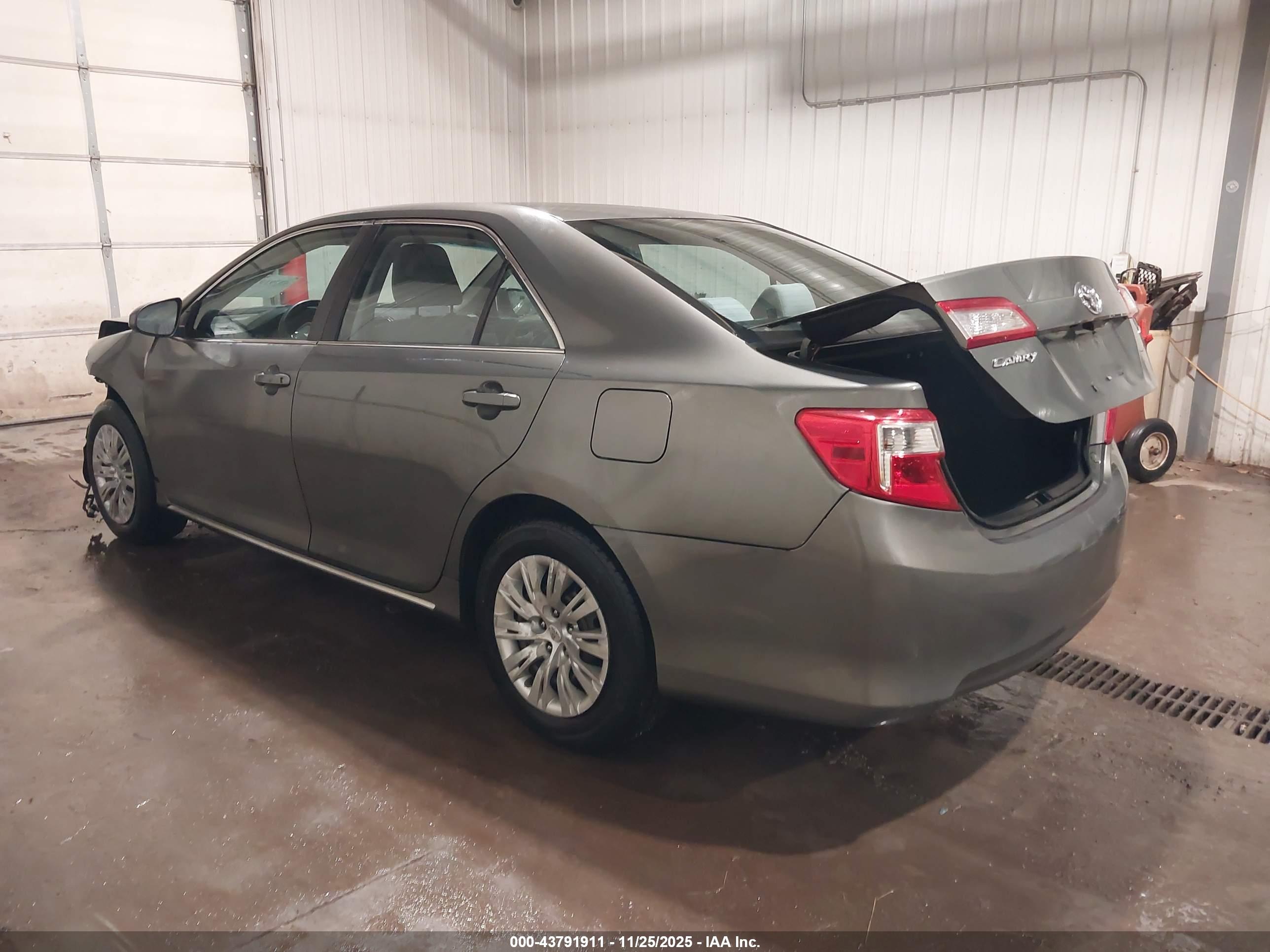 TOYOTA CAMRY image 3