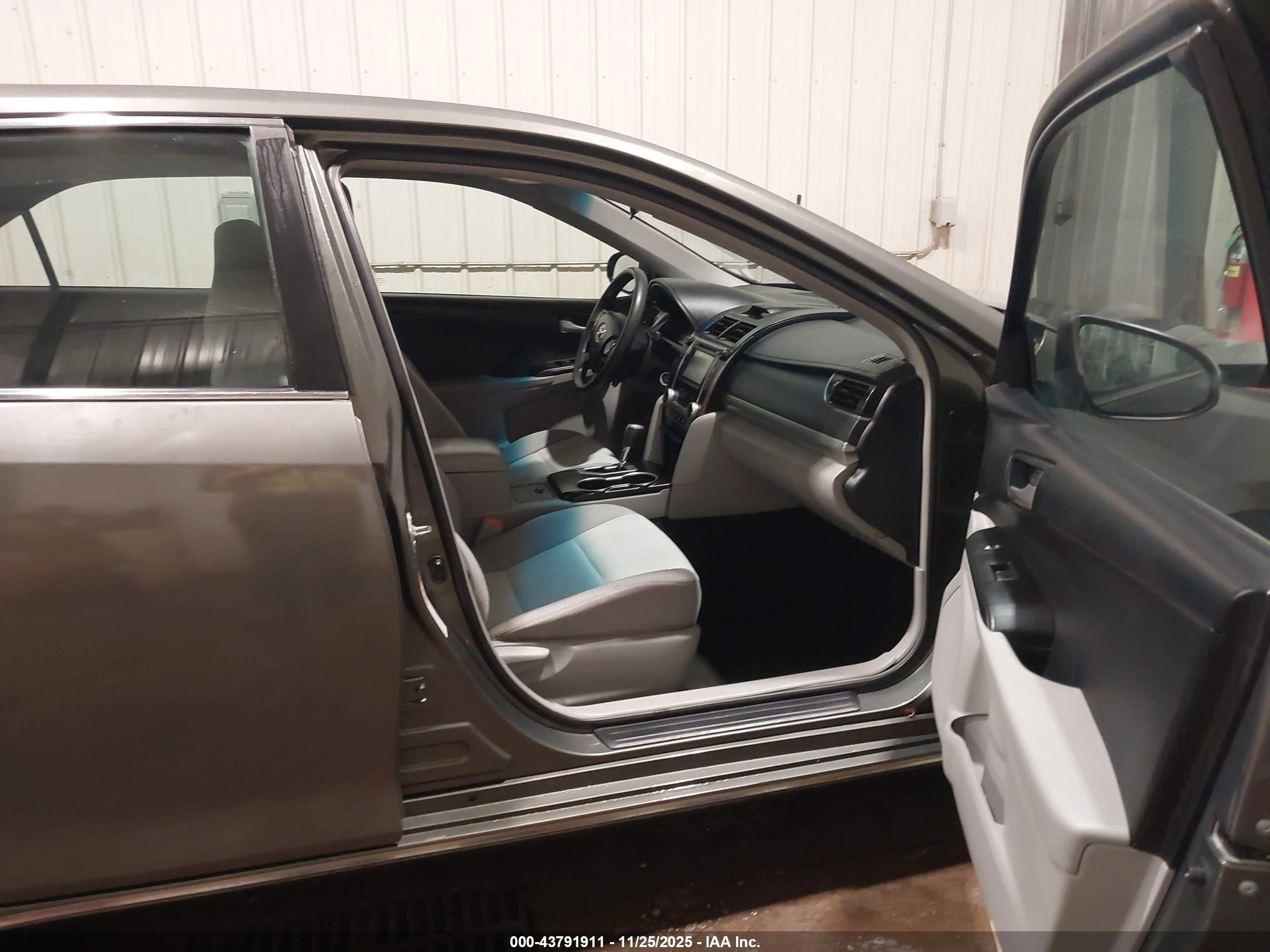 TOYOTA CAMRY image 5