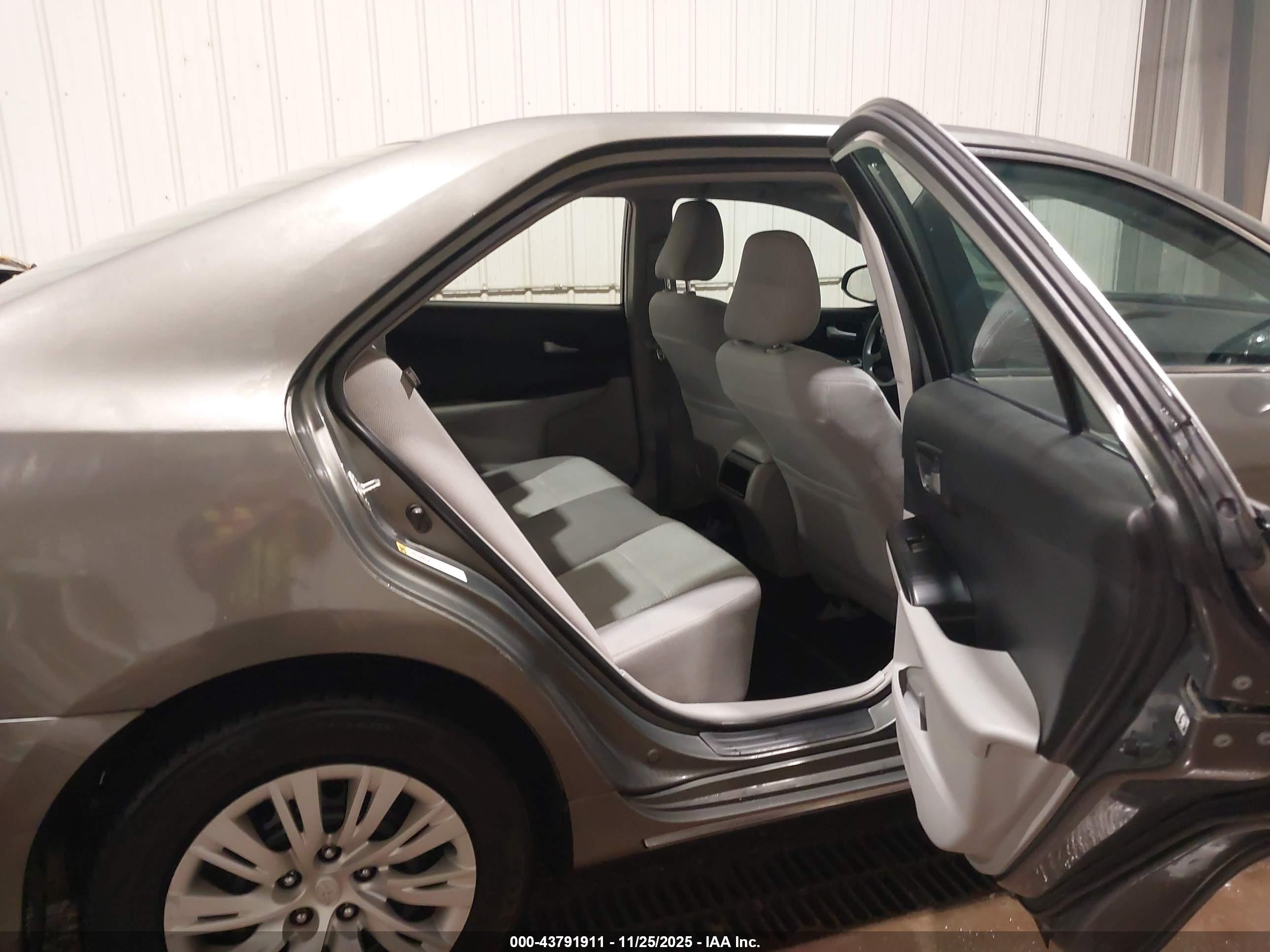 TOYOTA CAMRY image 8