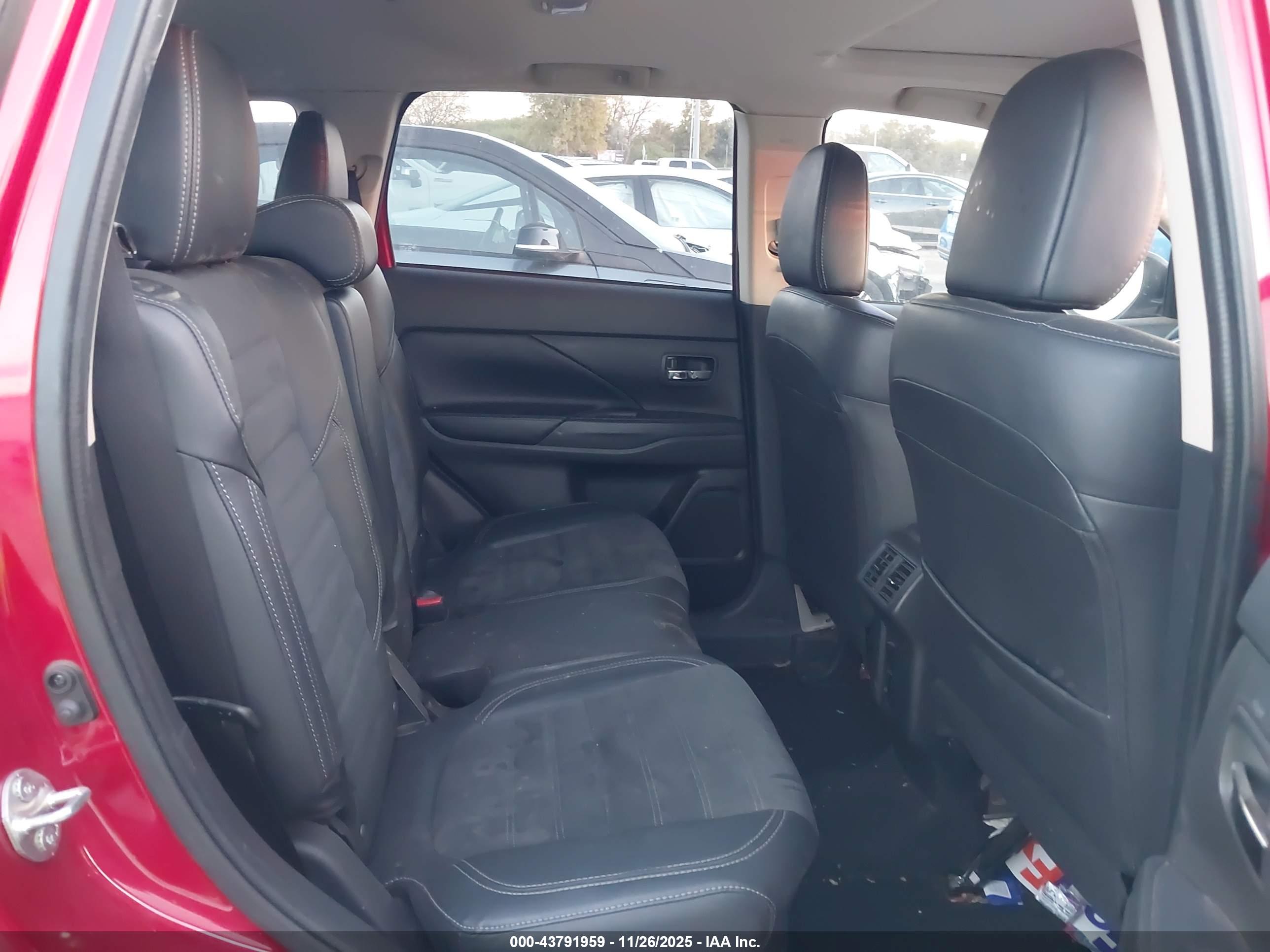 MITSUBISHI OUTLANDER image 8