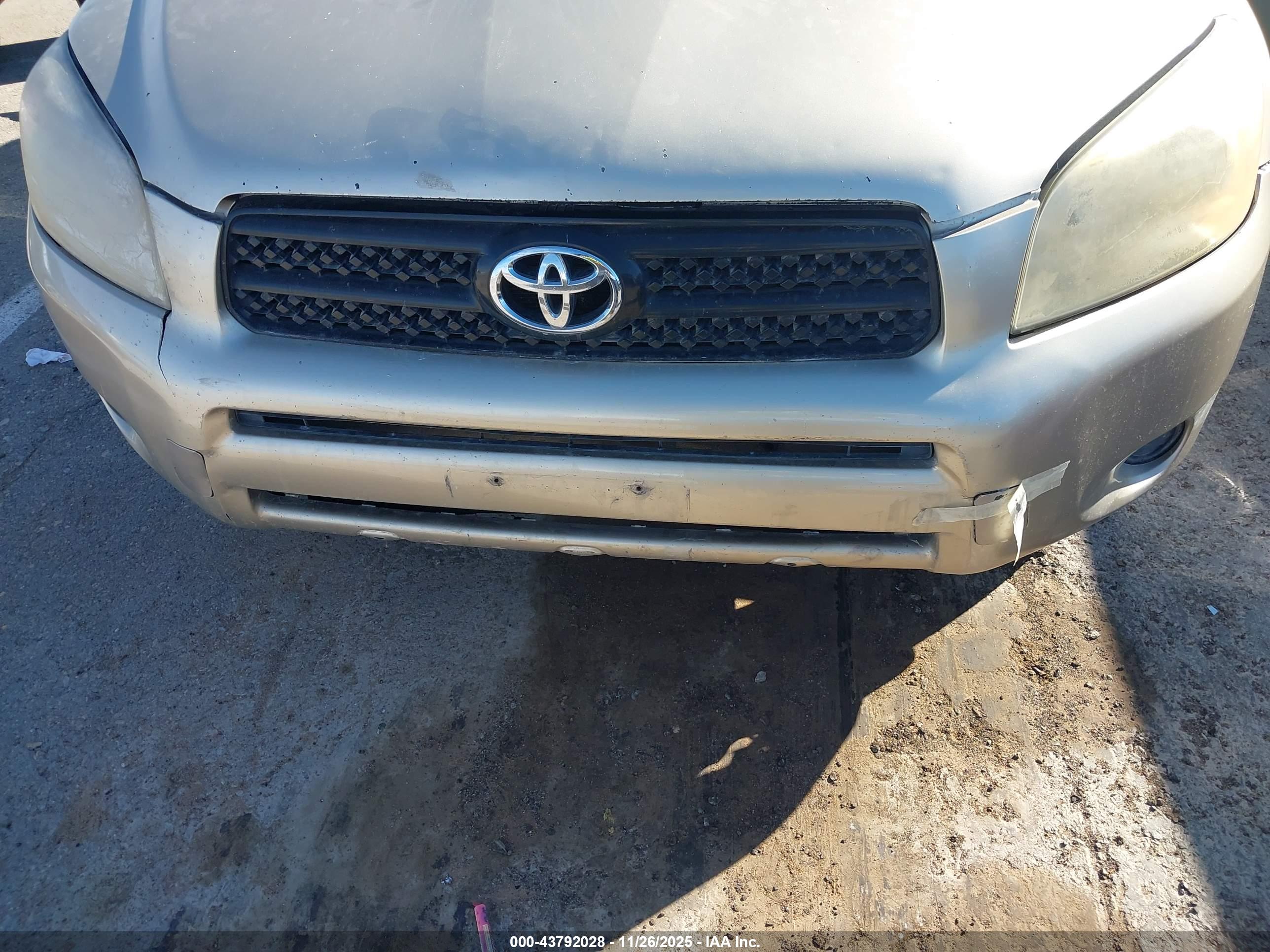 TOYOTA RAV4 image 6