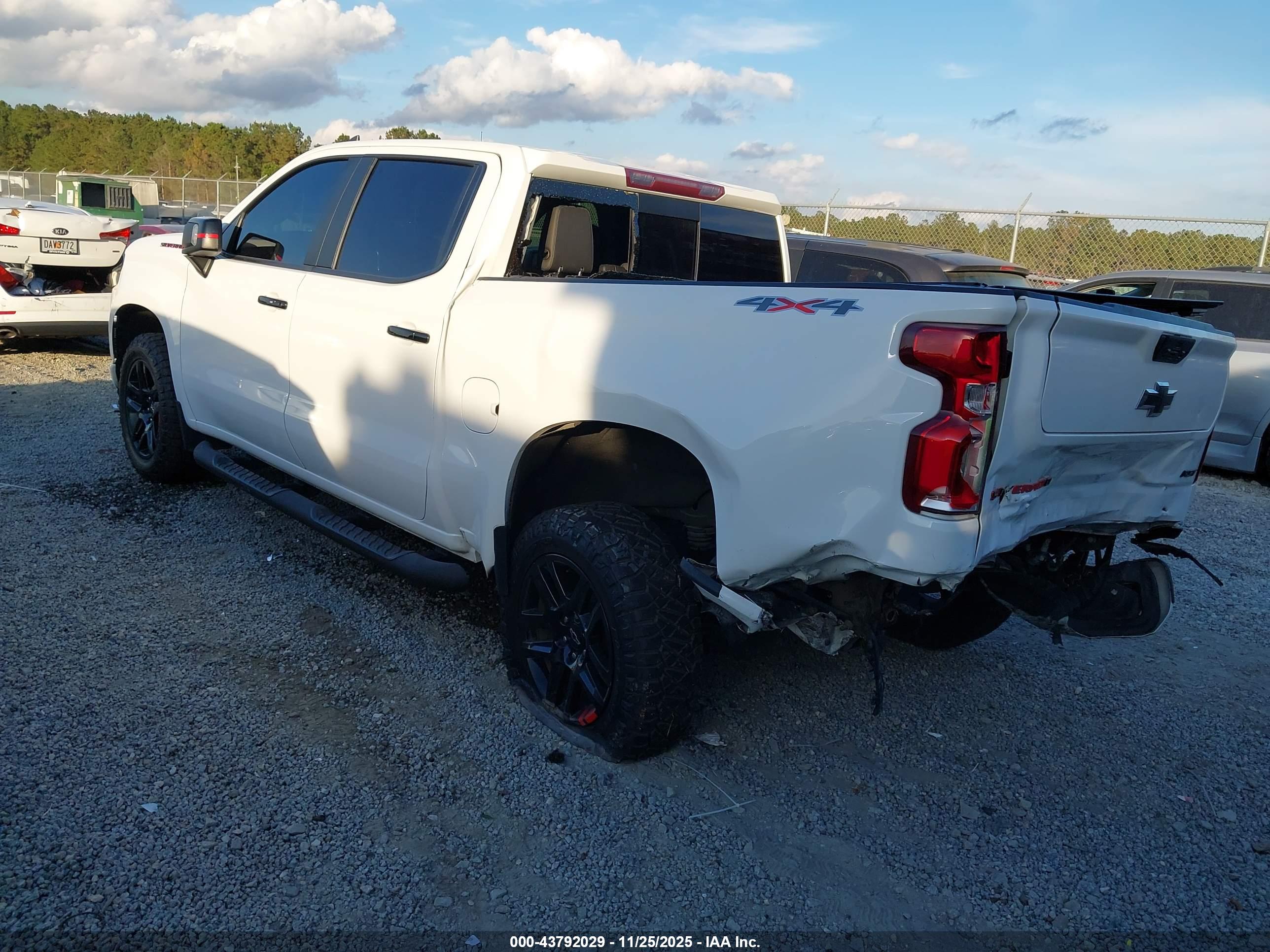CHEVROLET SILVERADO image 3