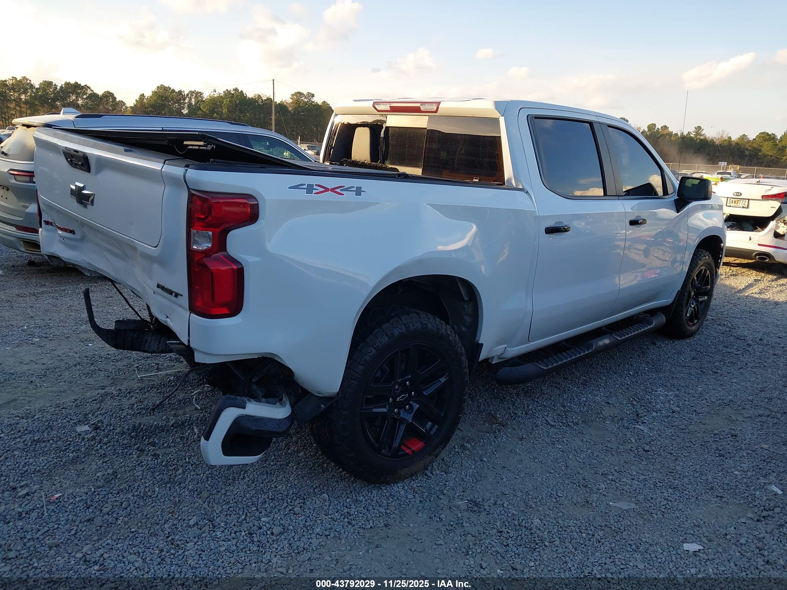 CHEVROLET SILVERADO image 4