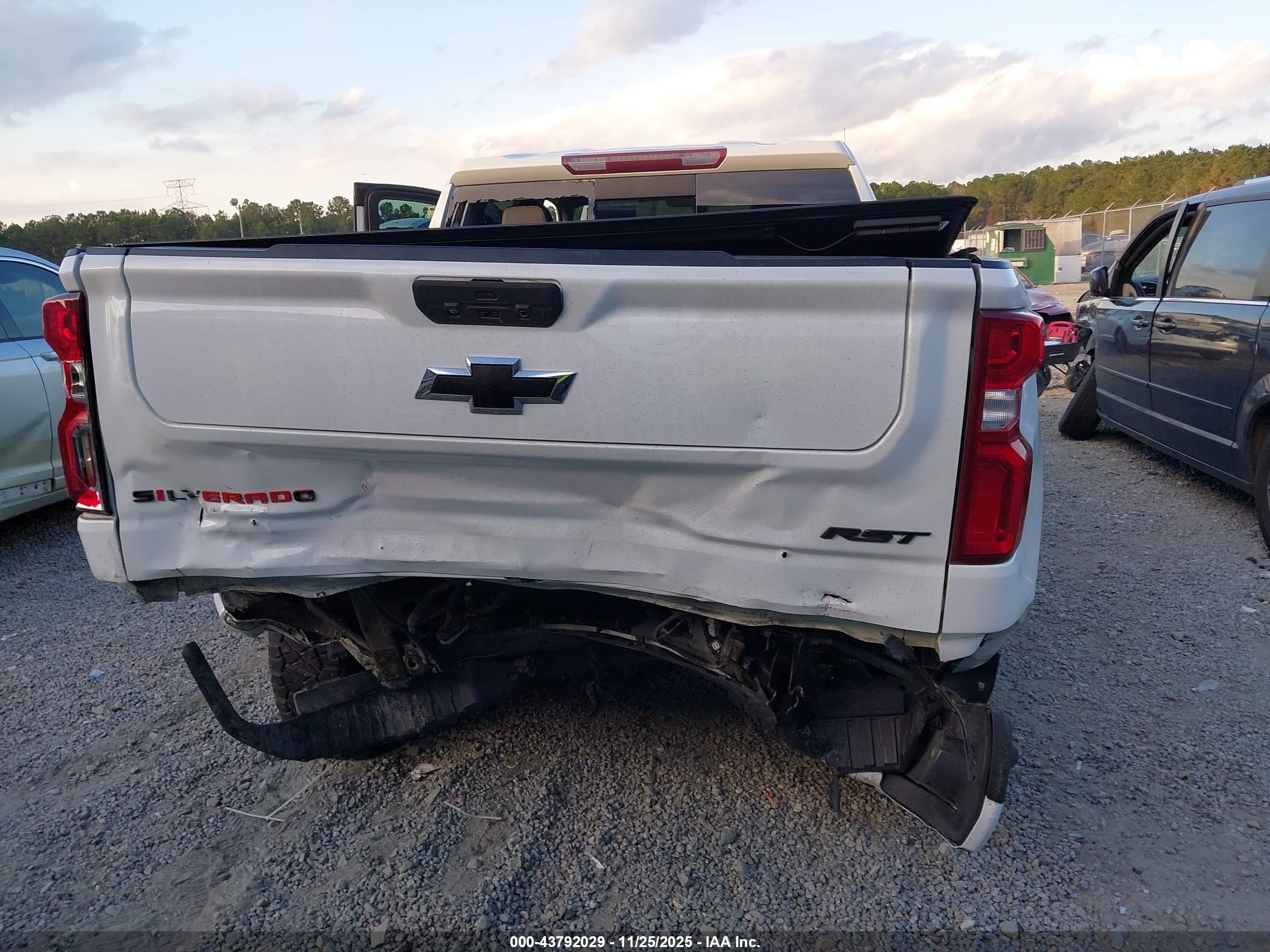 CHEVROLET SILVERADO image 6
