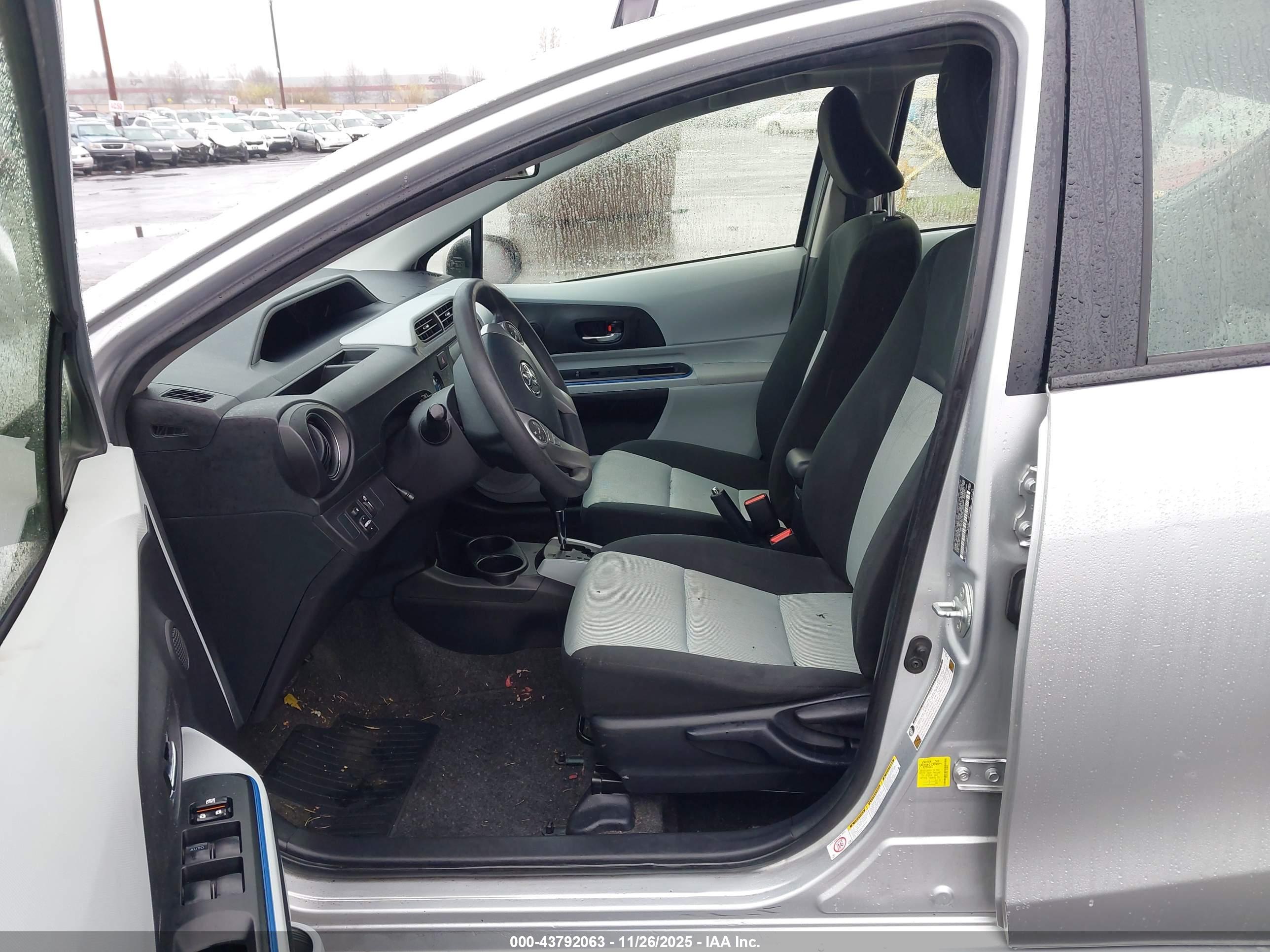 TOYOTA PRIUS image 5