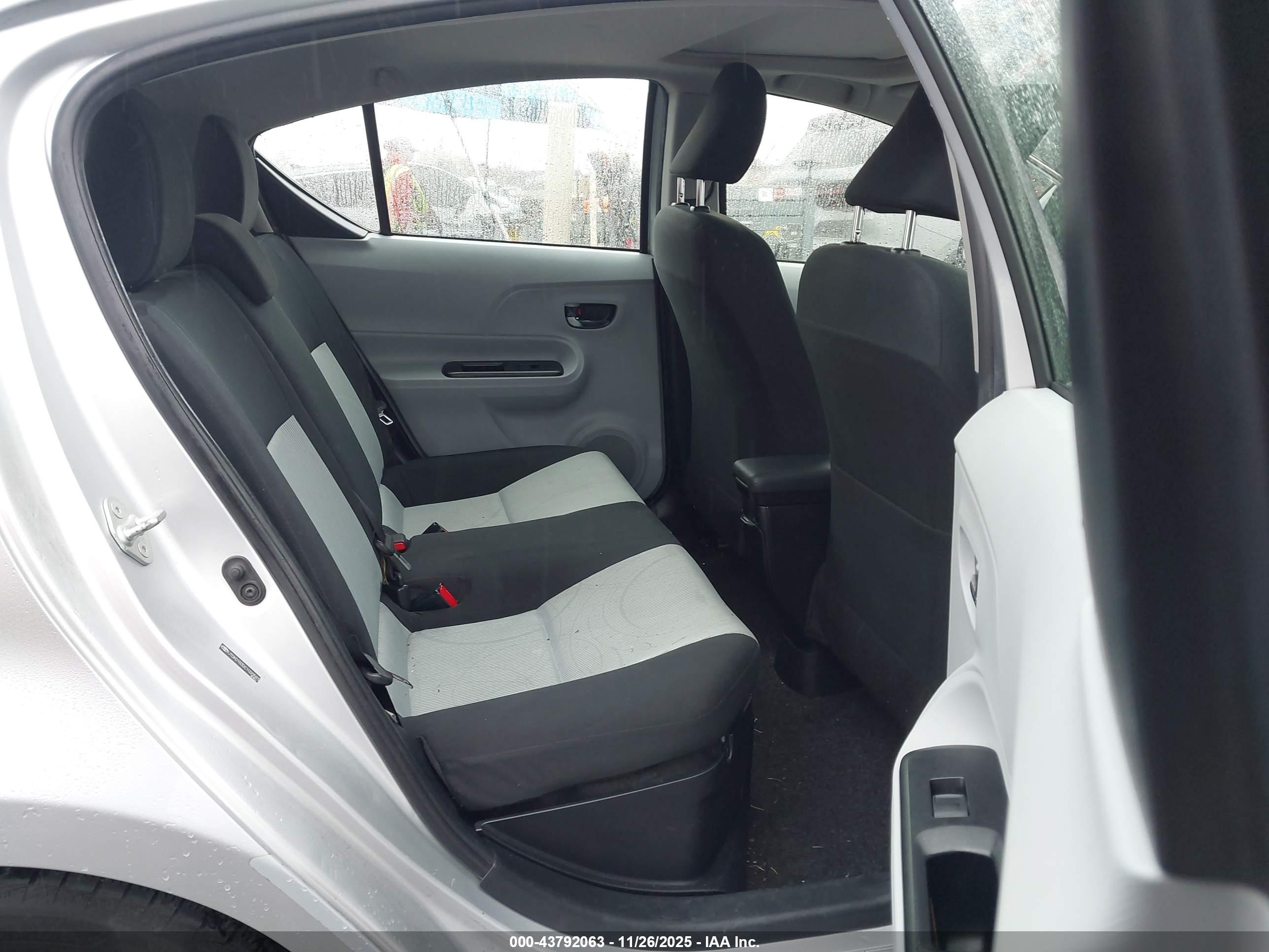 TOYOTA PRIUS image 8