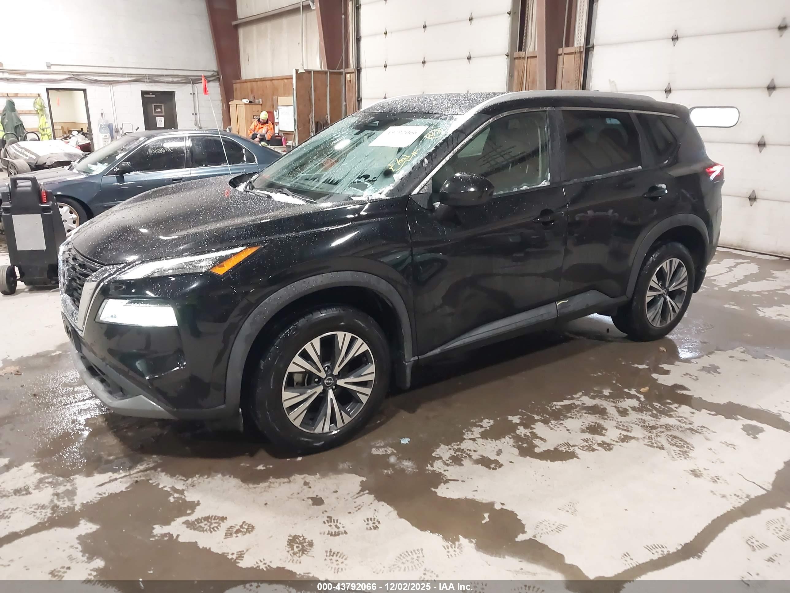 NISSAN ROGUE image 2