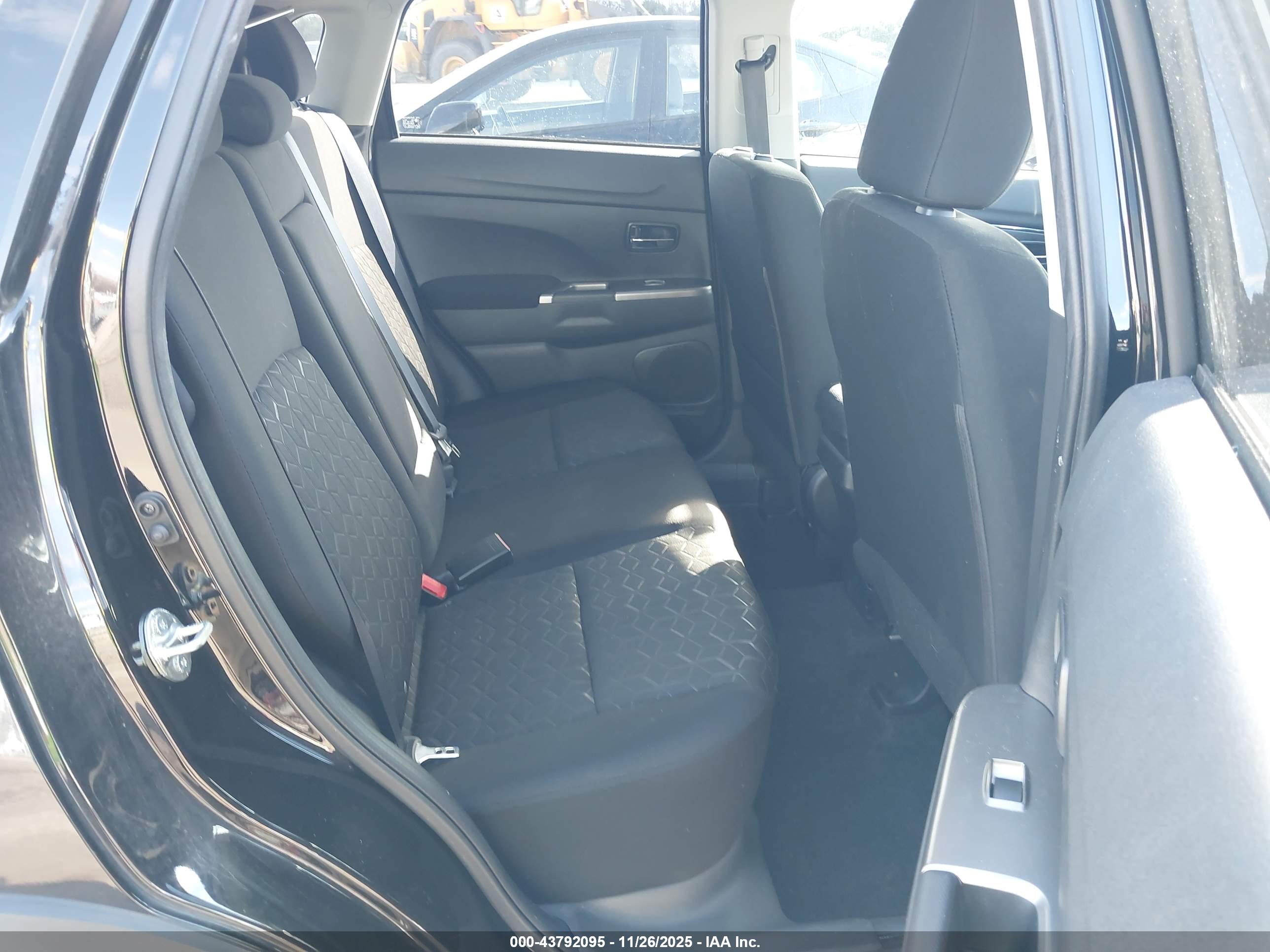 MITSUBISHI OUTLANDER image 8