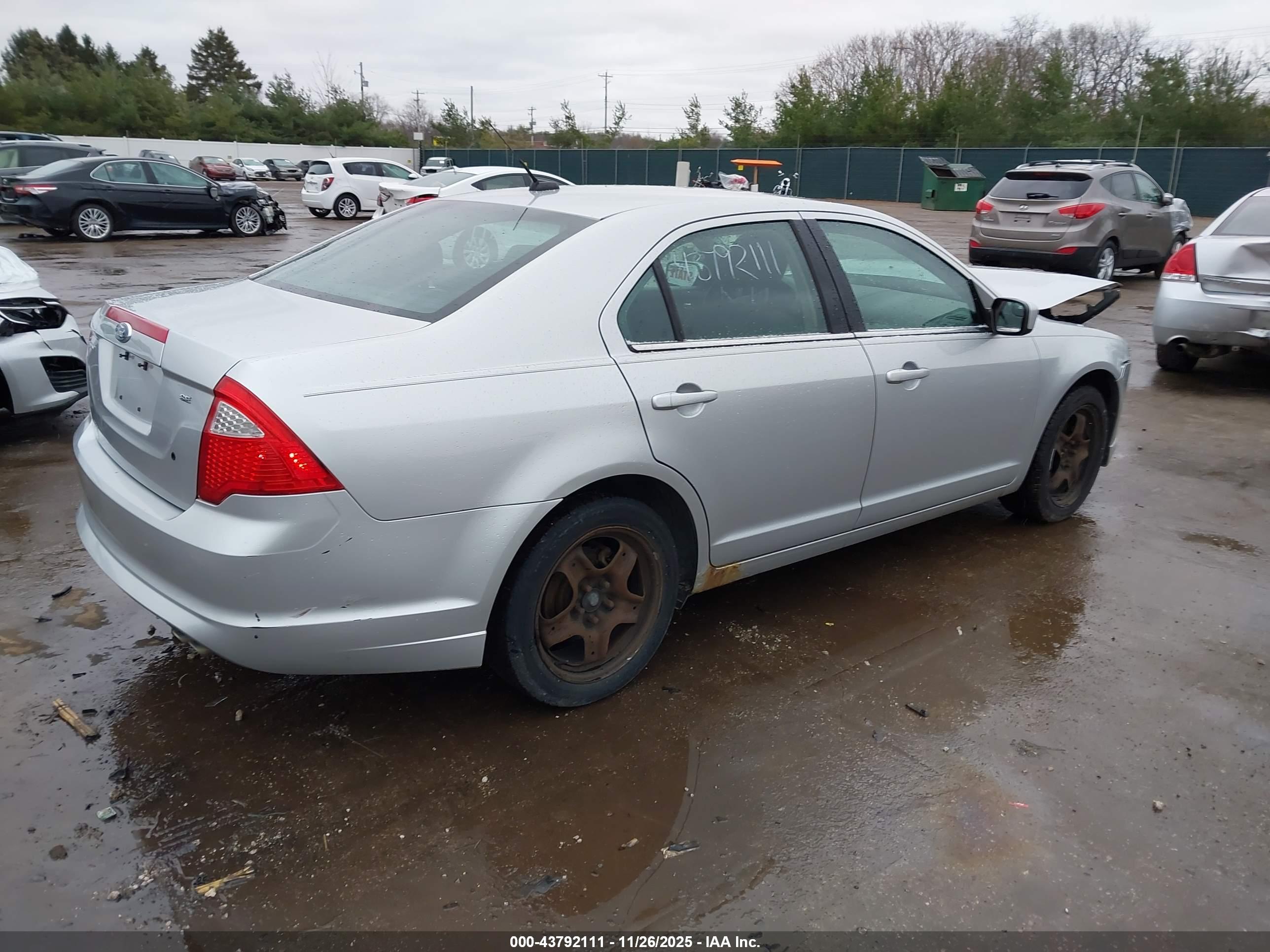FORD FUSION image 4