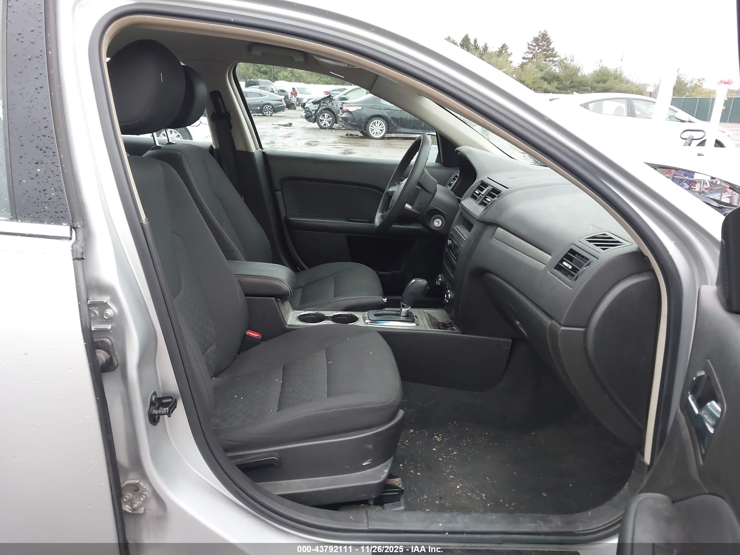 FORD FUSION image 5