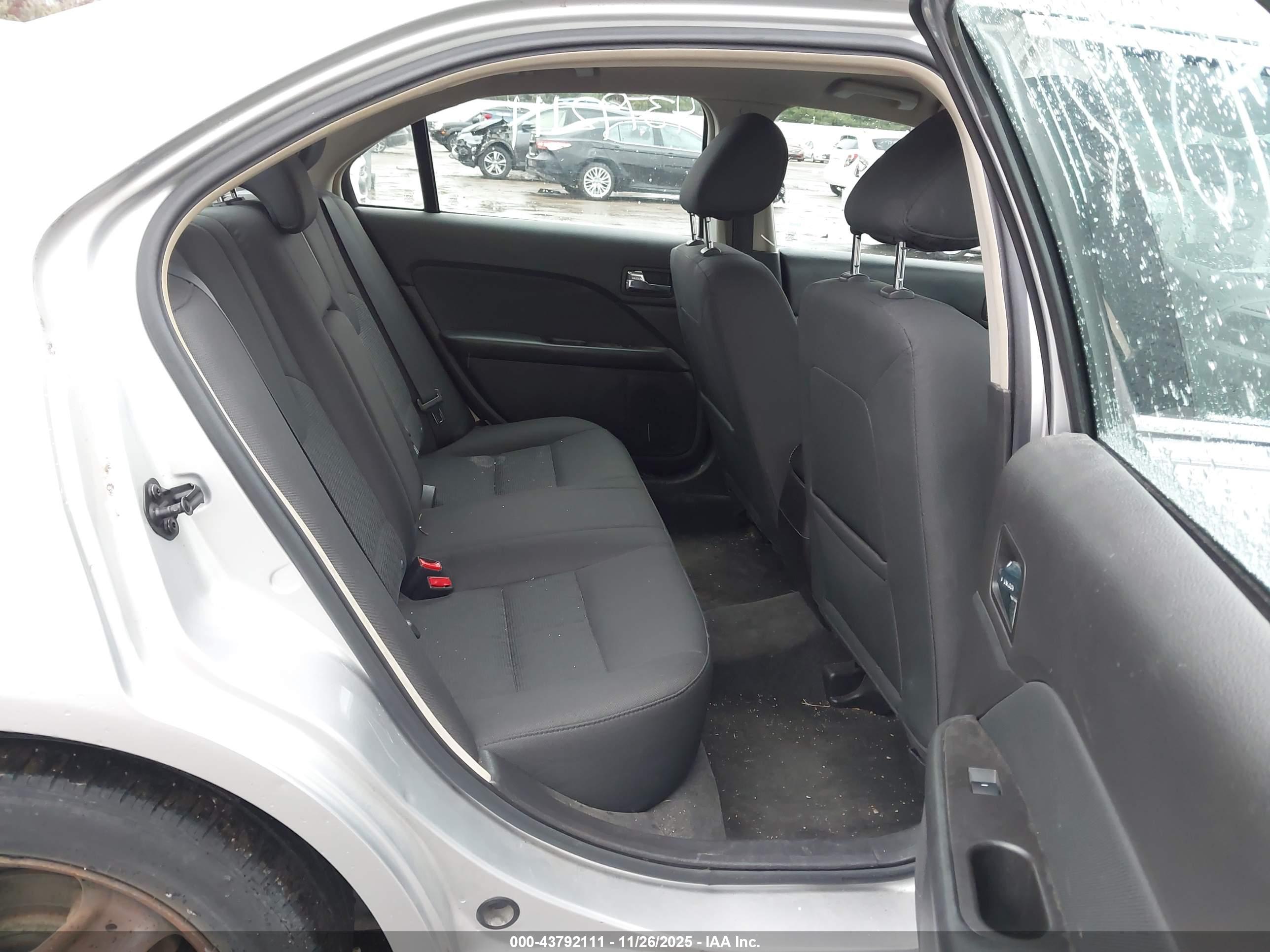 FORD FUSION image 8