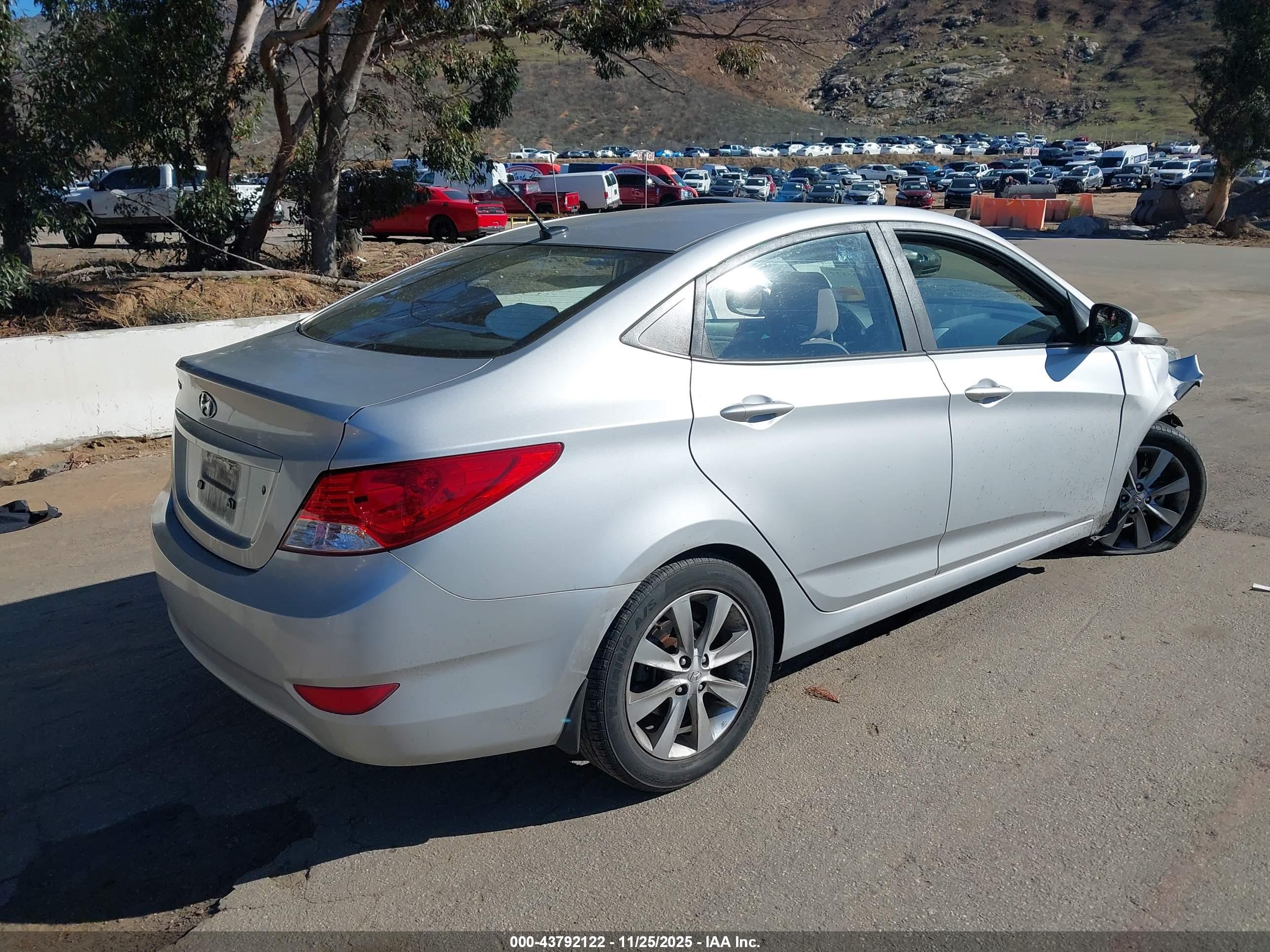 HYUNDAI ACCENT image 4