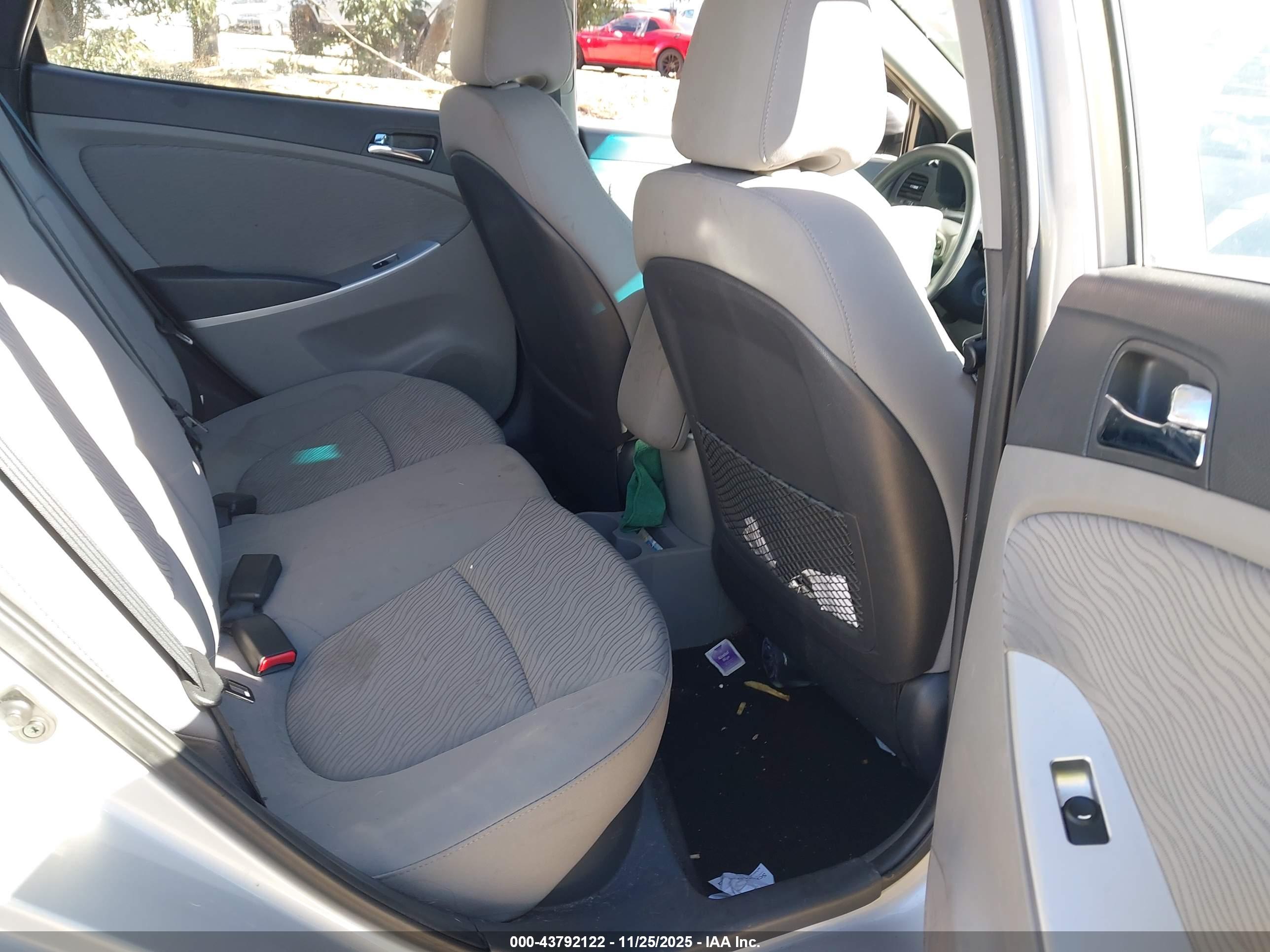 HYUNDAI ACCENT image 8